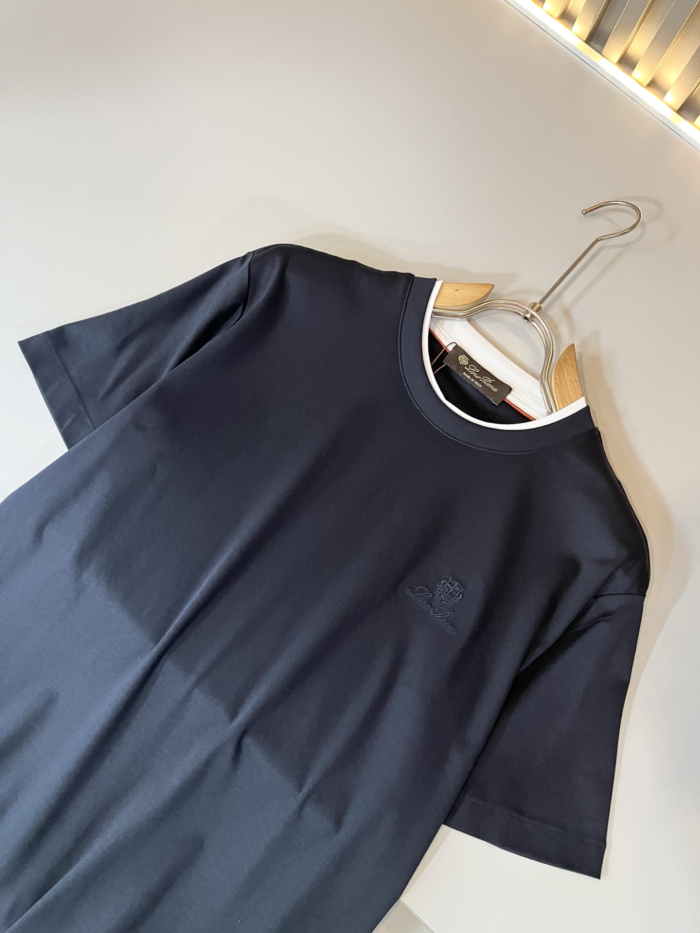 Loro Piana诺悠翩雅 2026春夏男士最新的贸易订单短袖打底衫，全品相！！胸前采用logo图案刺