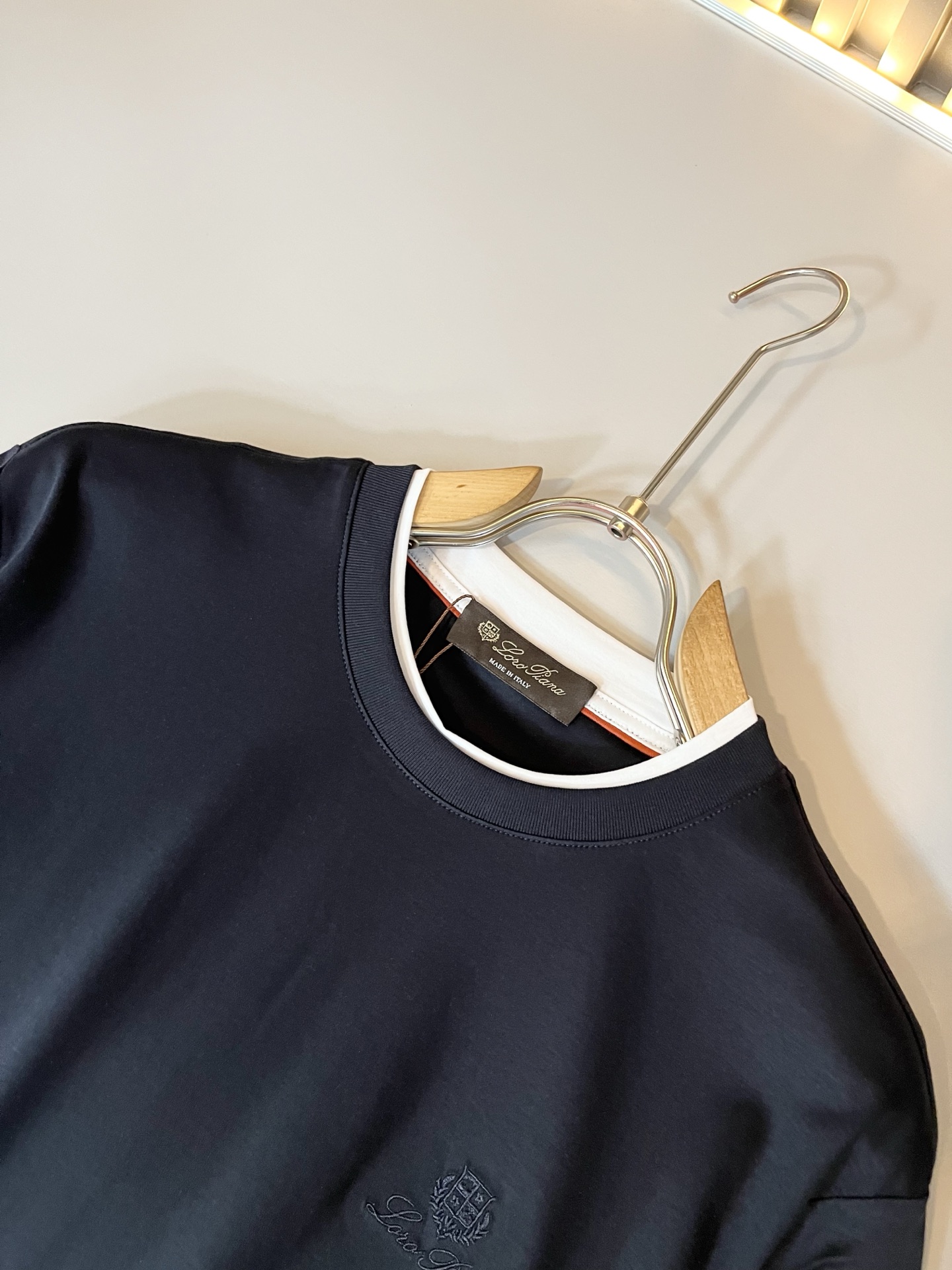 Loro Piana诺悠翩雅 2026春夏男士最新的贸易订单短袖打底衫，全品相！！胸前采用logo图案刺