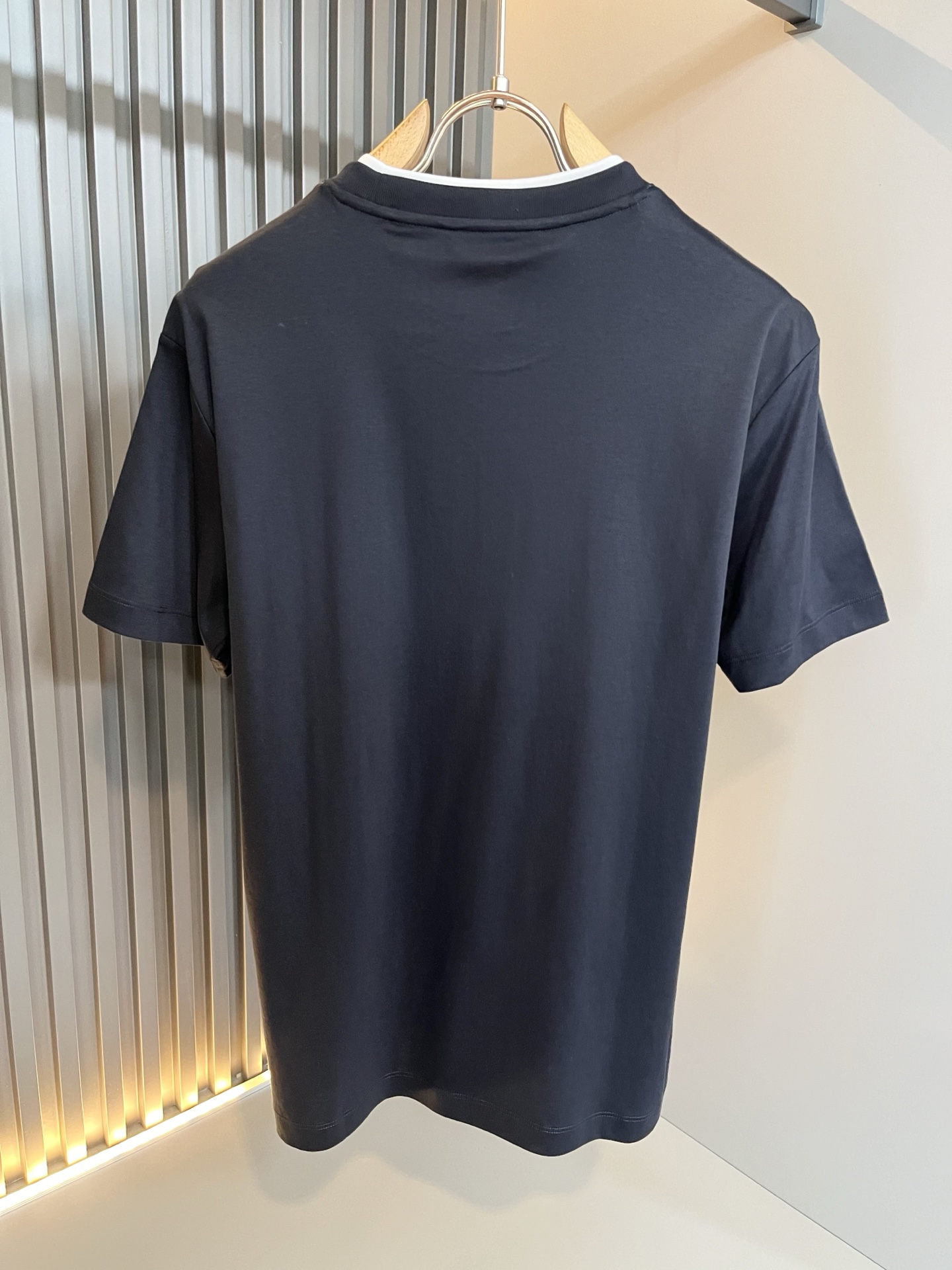 Loro Piana诺悠翩雅 2026春夏男士最新的贸易订单短袖打底衫，全品相！！胸前采用logo图案刺