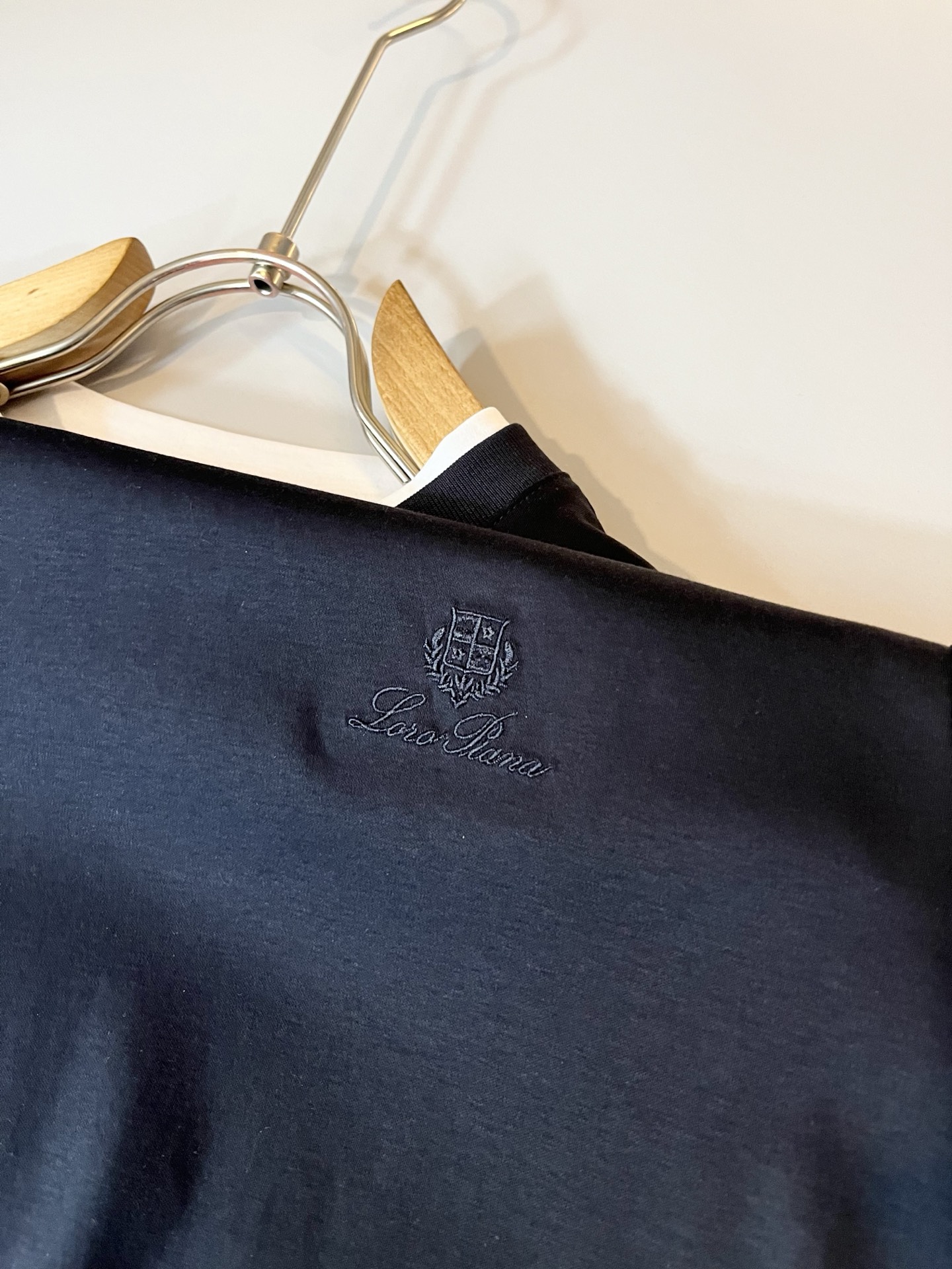 Loro Piana诺悠翩雅 2026春夏男士最新的贸易订单短袖打底衫，全品相！！胸前采用logo图案刺