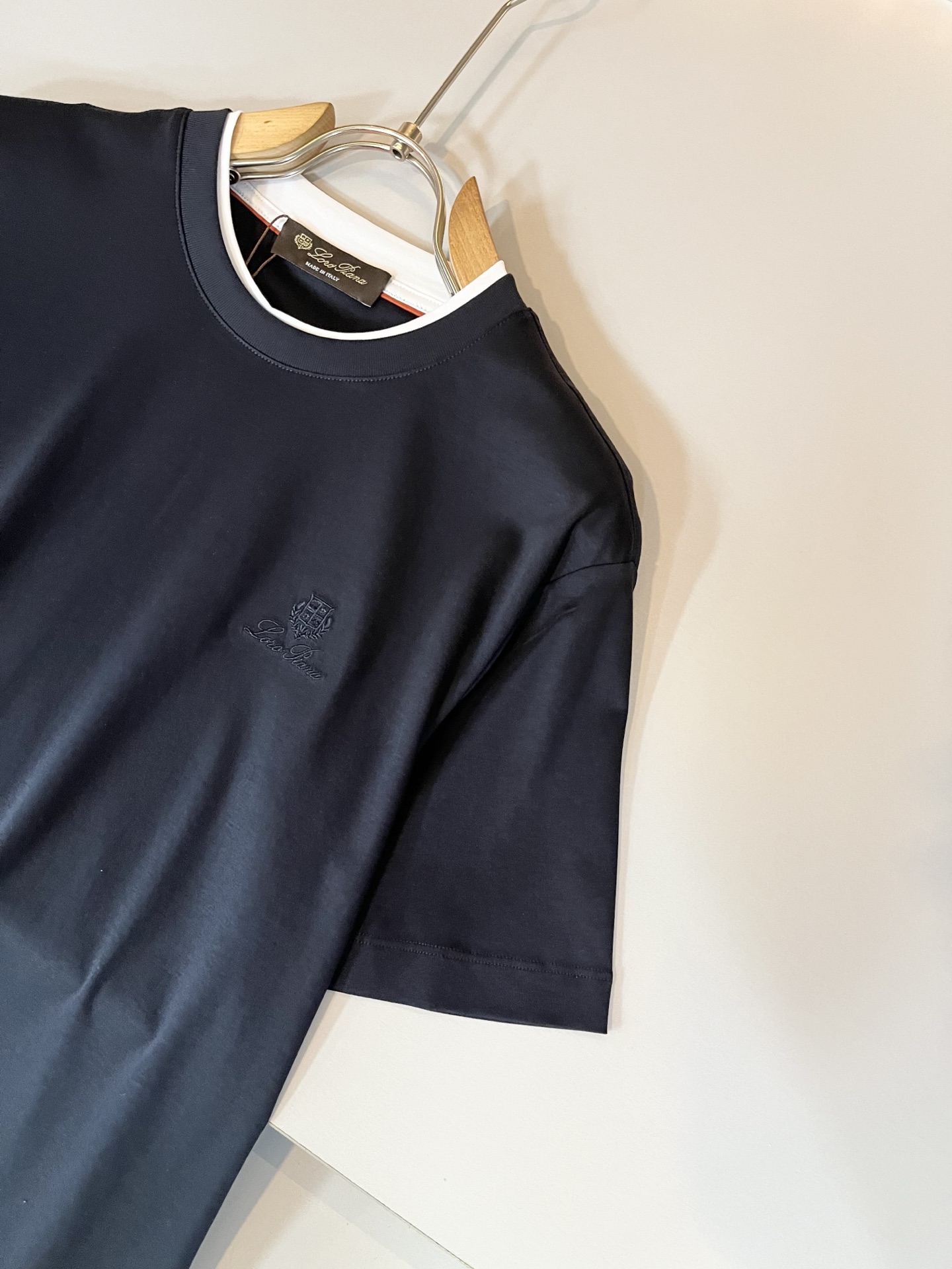 Loro Piana诺悠翩雅 2026春夏男士最新的贸易订单短袖打底衫，全品相！！胸前采用logo图案刺