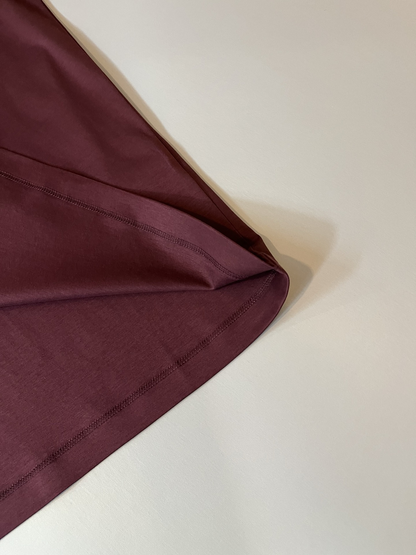 Loro Piana诺悠翩雅 2026春夏男士最新的贸易订单短袖打底衫，全品相！！胸前采用logo图案刺