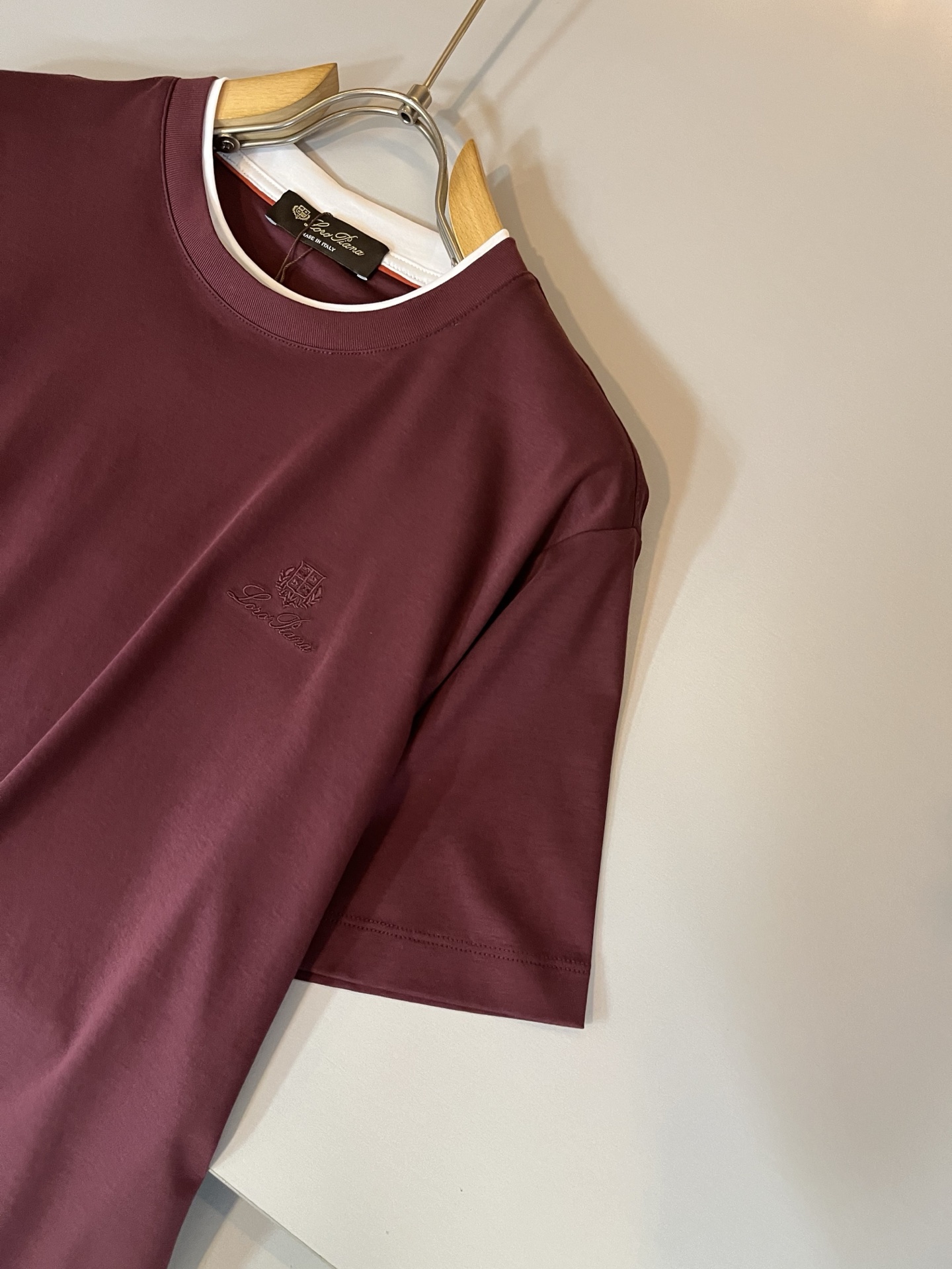 Loro Piana诺悠翩雅 2026春夏男士最新的贸易订单短袖打底衫，全品相！！胸前采用logo图案刺