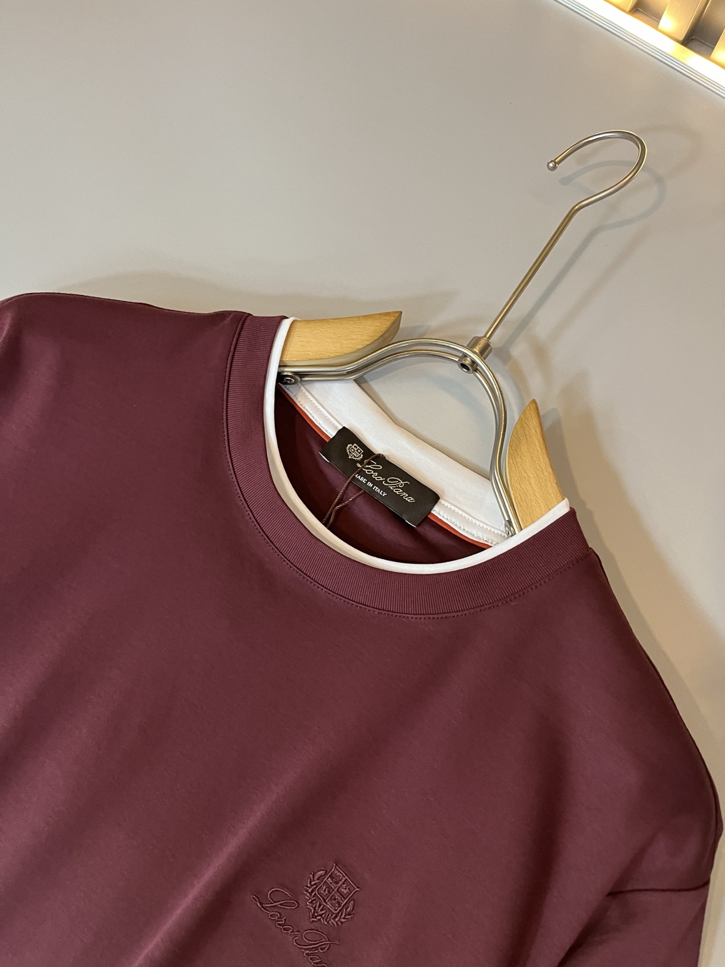 Loro Piana诺悠翩雅 2026春夏男士最新的贸易订单短袖打底衫，全品相！！胸前采用logo图案刺