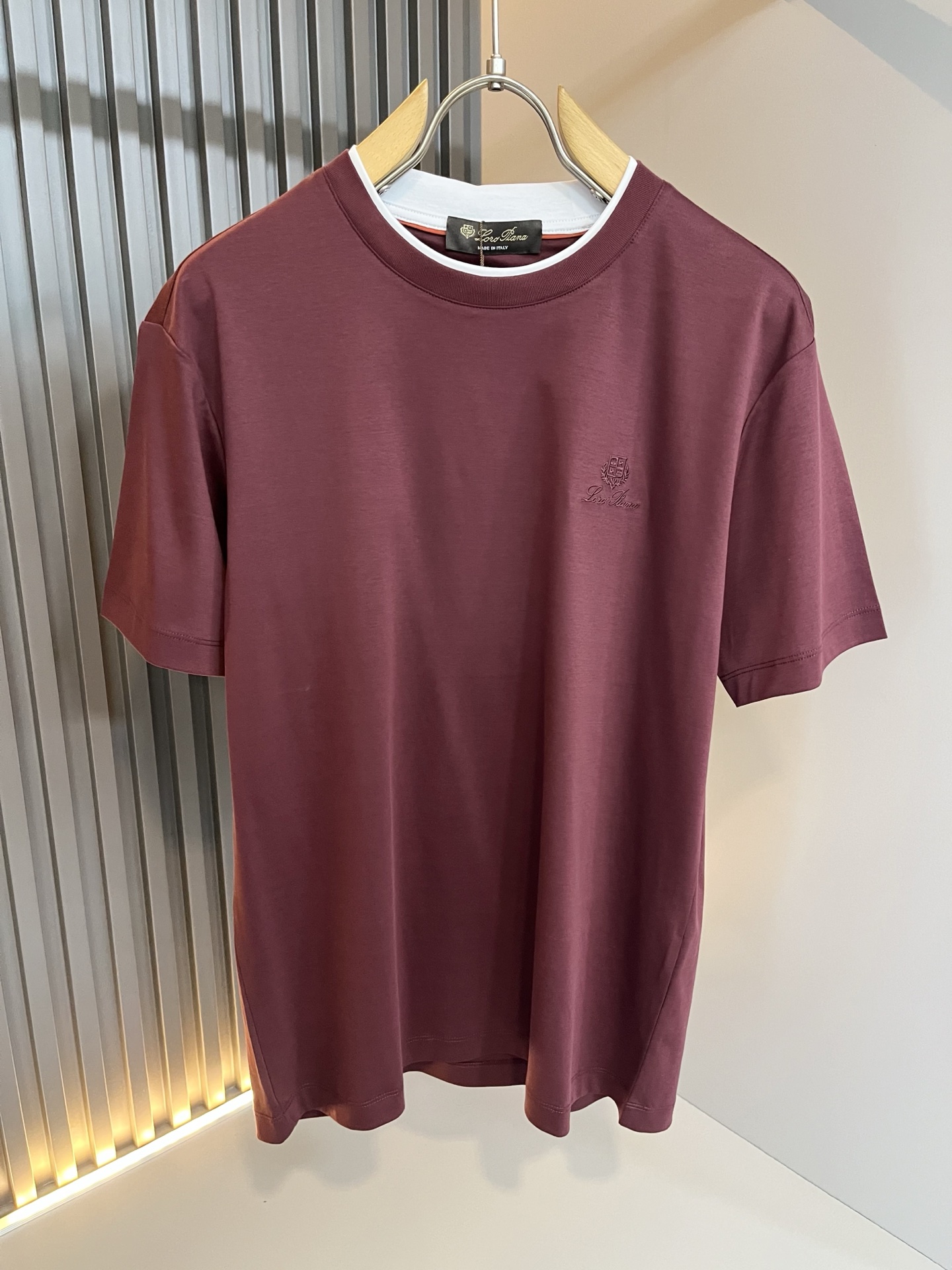 Loro Piana诺悠翩雅 2026春夏男士最新的贸易订单短袖打底衫，全品相！！胸前采用logo图案刺