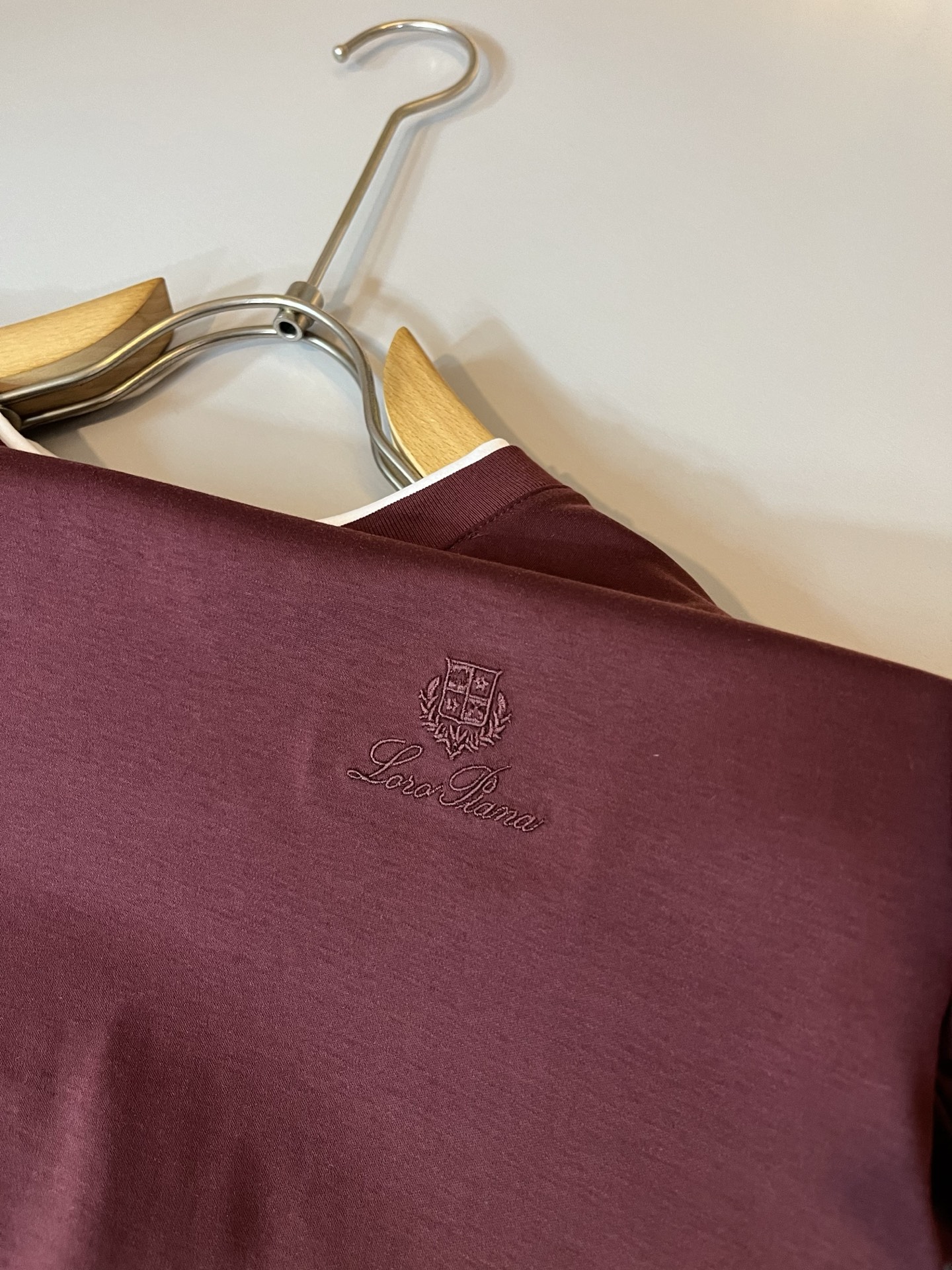 Loro Piana诺悠翩雅 2026春夏男士最新的贸易订单短袖打底衫，全品相！！胸前采用logo图案刺