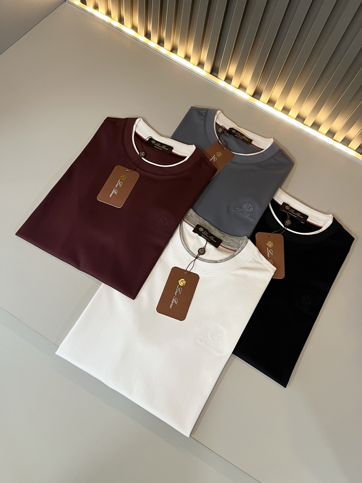 Loro Piana诺悠翩雅 2026春夏男士最新的贸易订单短袖打底衫，全品相！！胸前采用logo图案刺