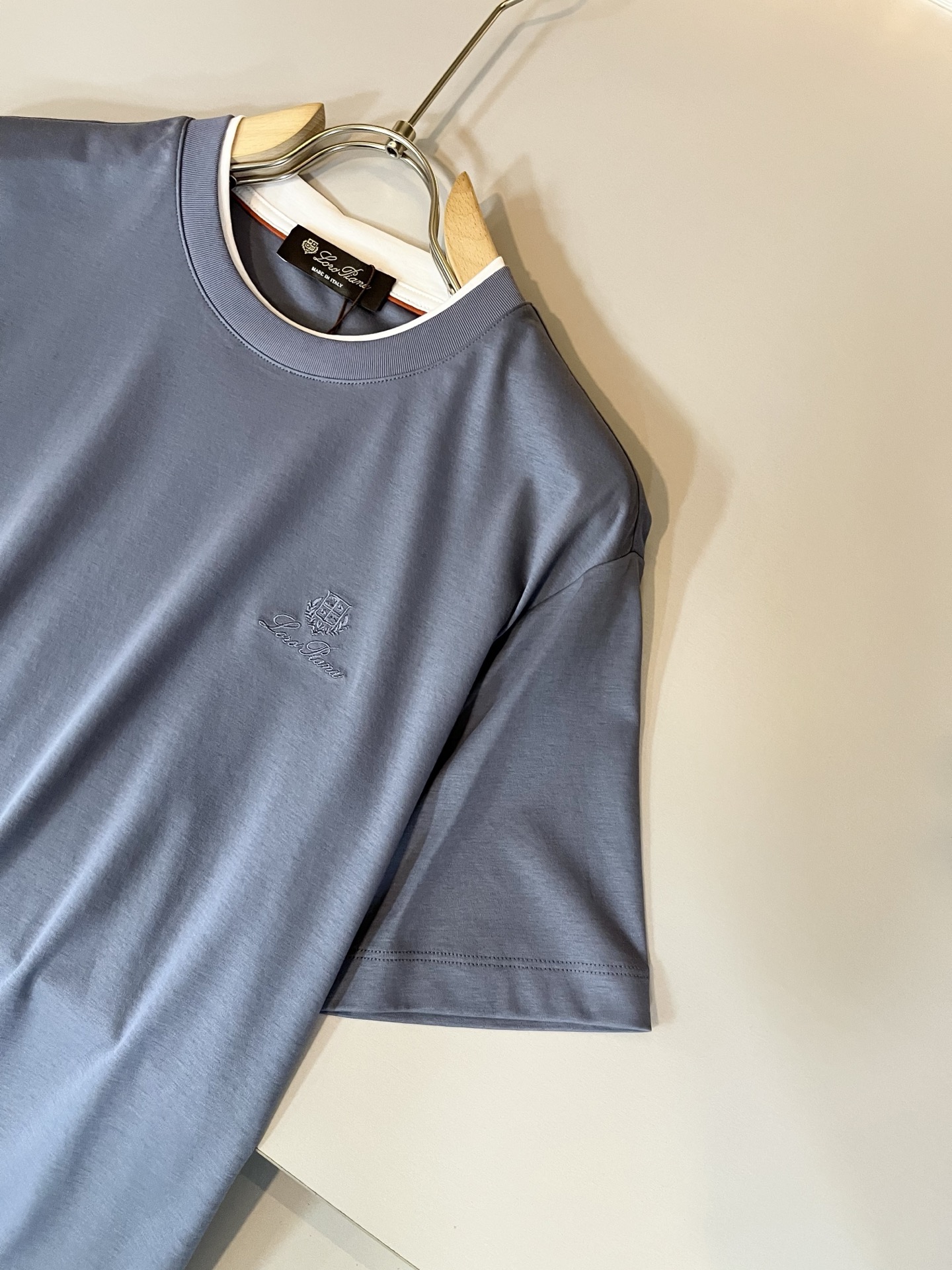 Loro Piana诺悠翩雅 2026春夏男士最新的贸易订单短袖打底衫，全品相！！胸前采用logo图案刺