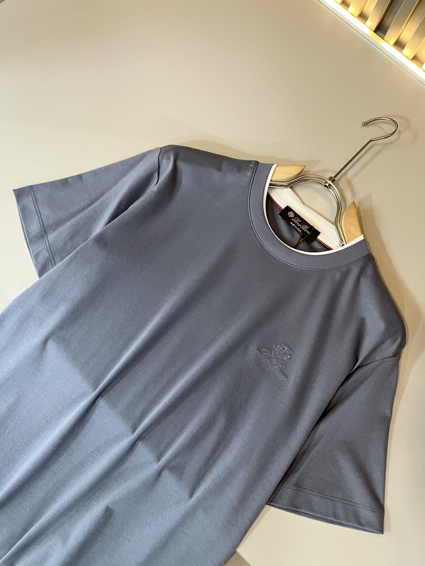 Loro Piana诺悠翩雅 2026春夏男士最新的贸易订单短袖打底衫，全品相！！胸前采用logo图案刺