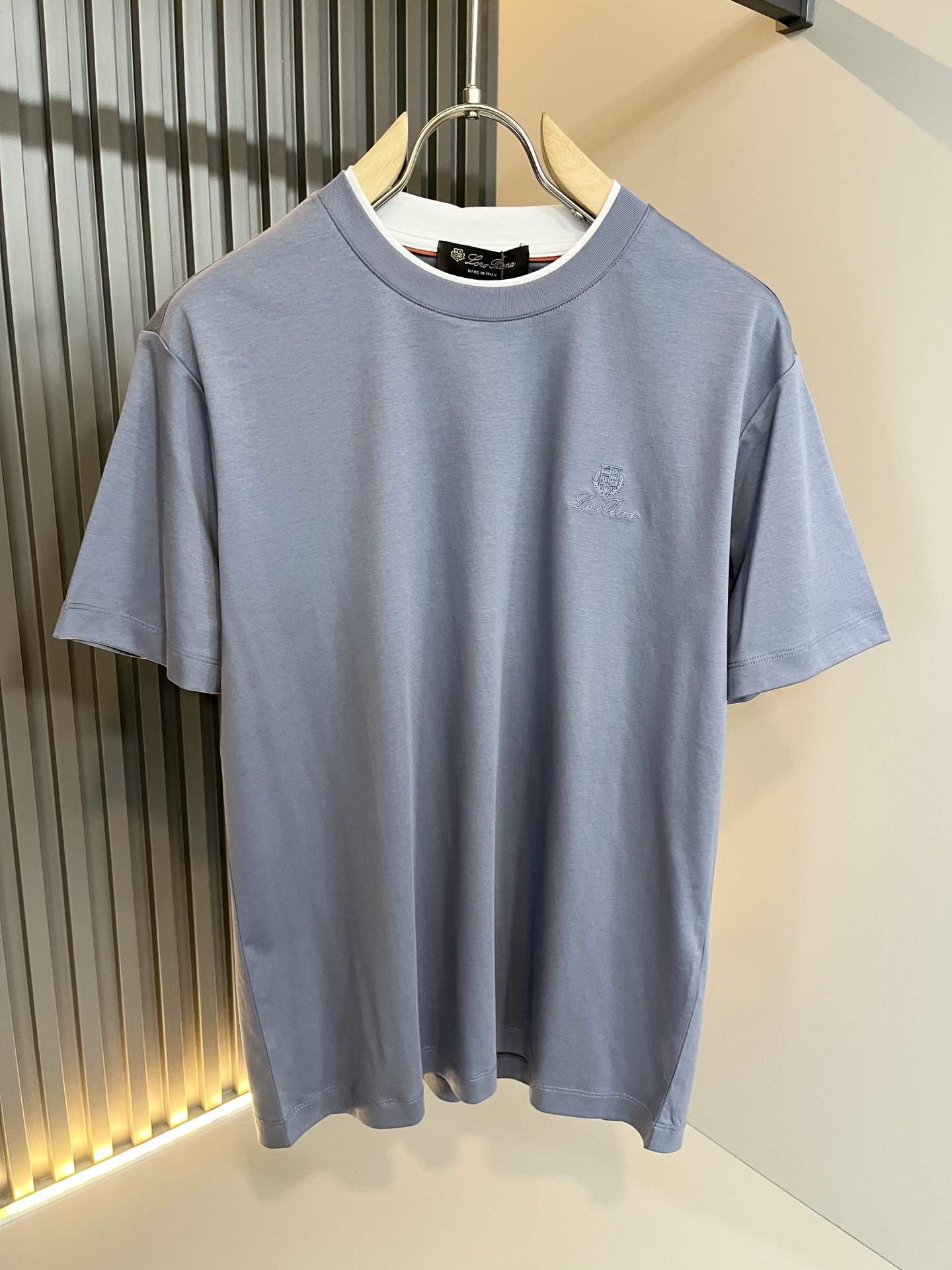 Loro Piana诺悠翩雅 2026春夏男士最新的贸易订单短袖打底衫，全品相！！胸前采用logo图案刺