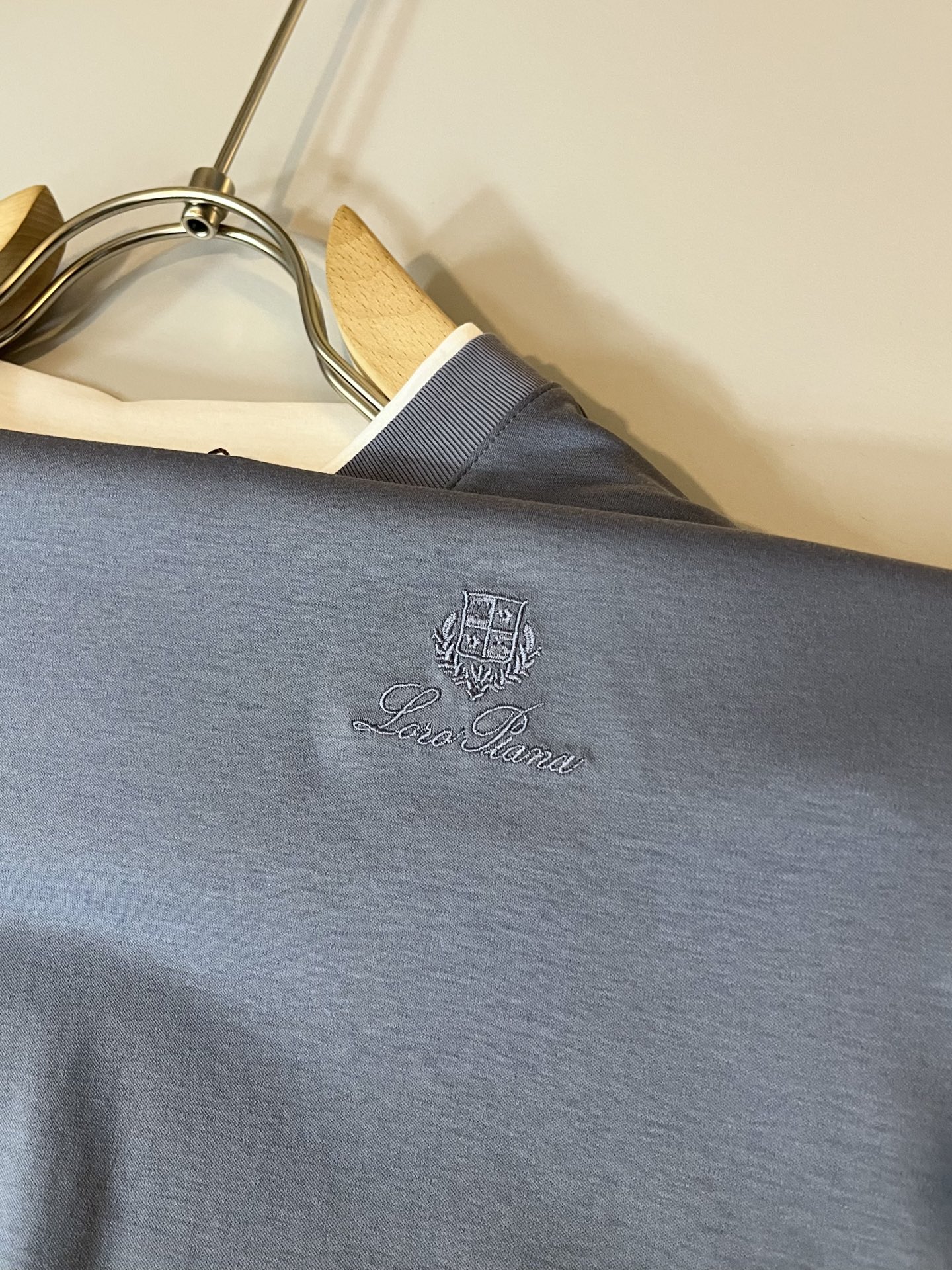 Loro Piana诺悠翩雅 2026春夏男士最新的贸易订单短袖打底衫，全品相！！胸前采用logo图案刺