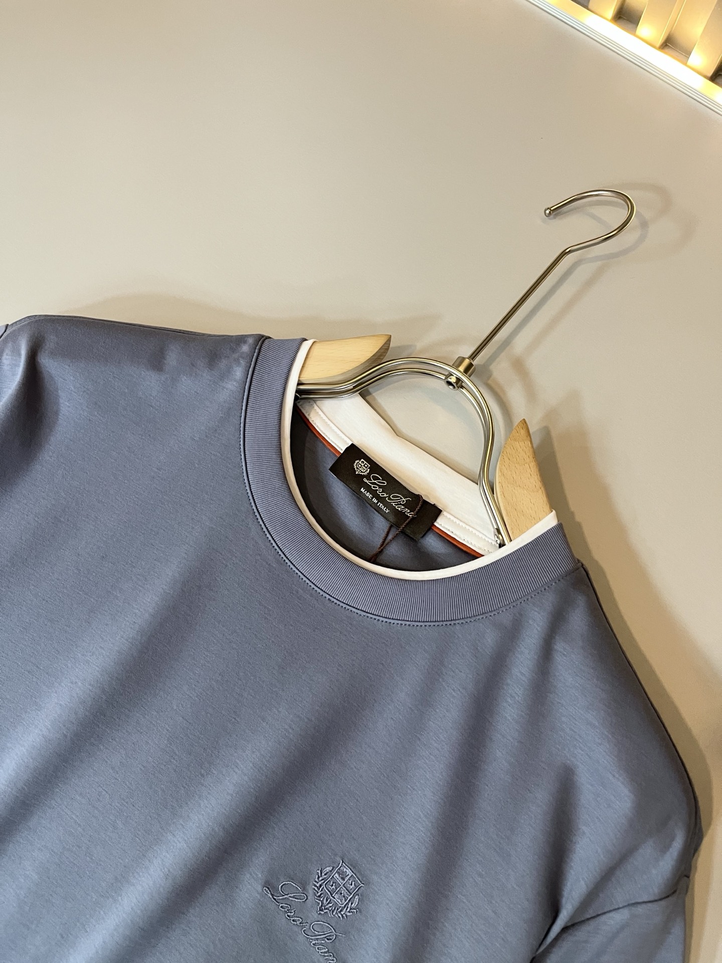 Loro Piana诺悠翩雅 2026春夏男士最新的贸易订单短袖打底衫，全品相！！胸前采用logo图案刺