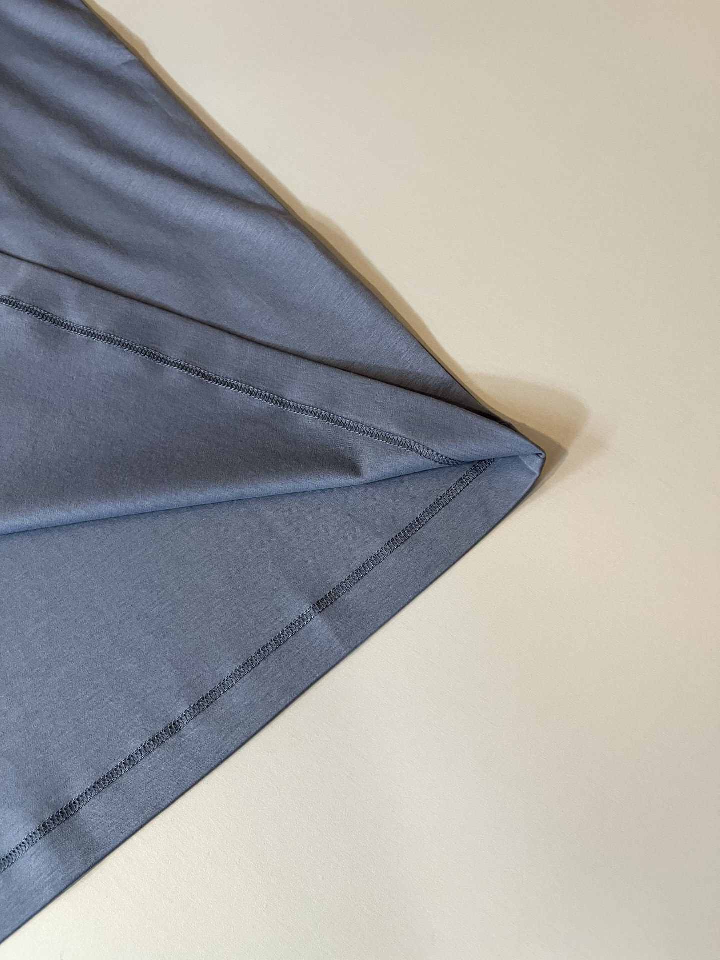 Loro Piana诺悠翩雅 2026春夏男士最新的贸易订单短袖打底衫，全品相！！胸前采用logo图案刺