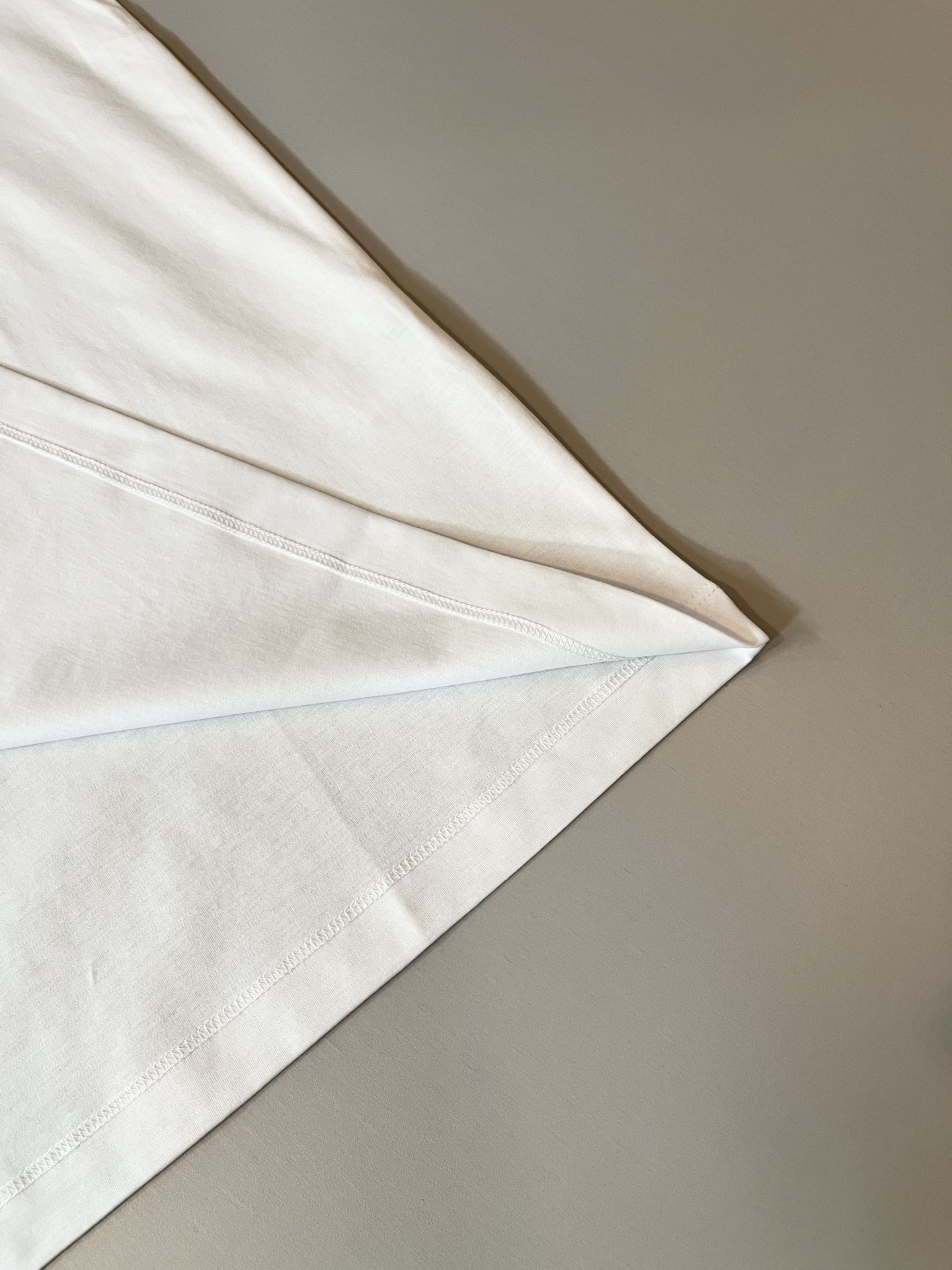 Loro Piana诺悠翩雅 2026春夏男士最新的贸易订单短袖打底衫，全品相！！胸前采用logo图案刺