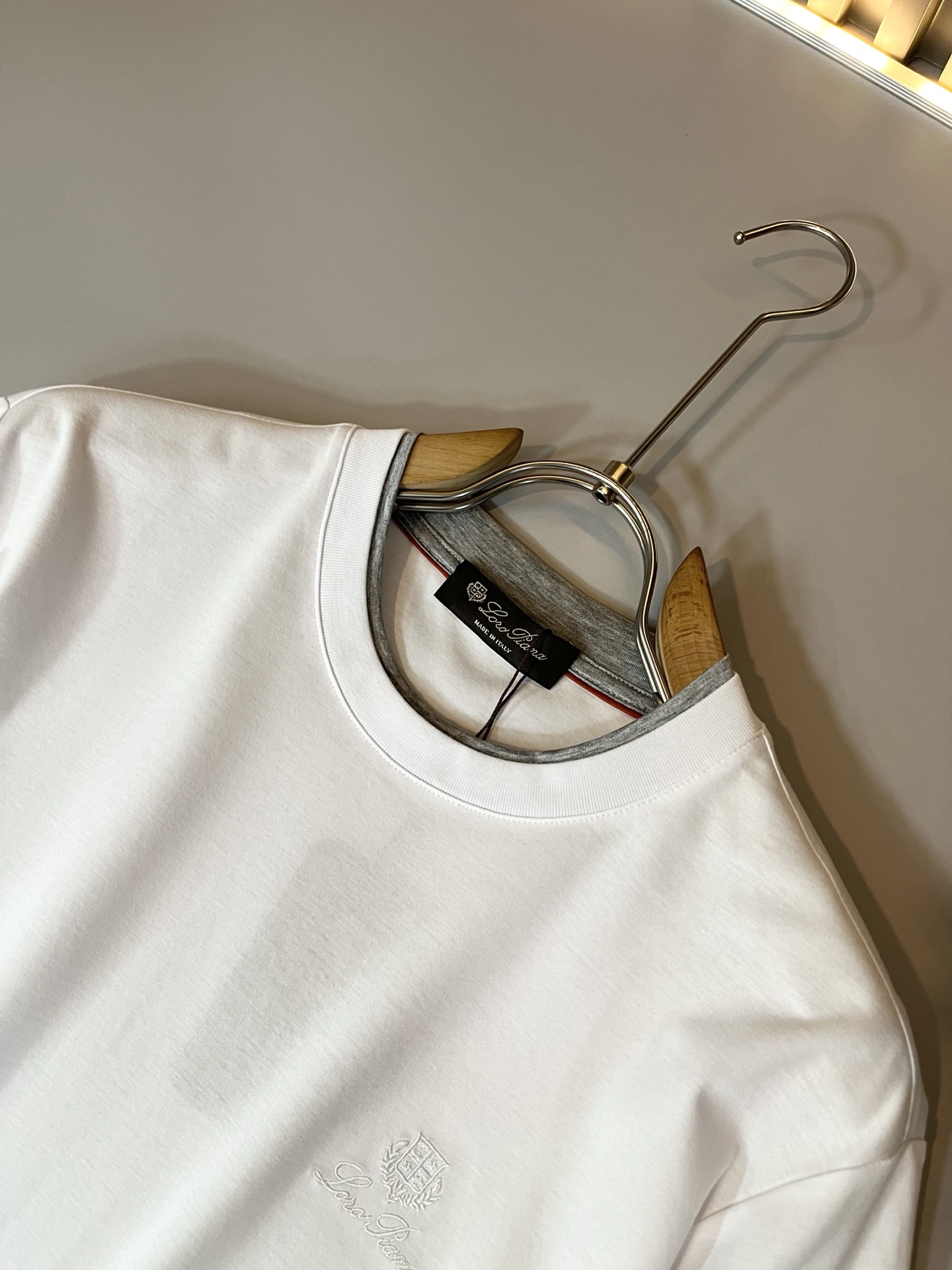 Loro Piana诺悠翩雅 2026春夏男士最新的贸易订单短袖打底衫，全品相！！胸前采用logo图案刺