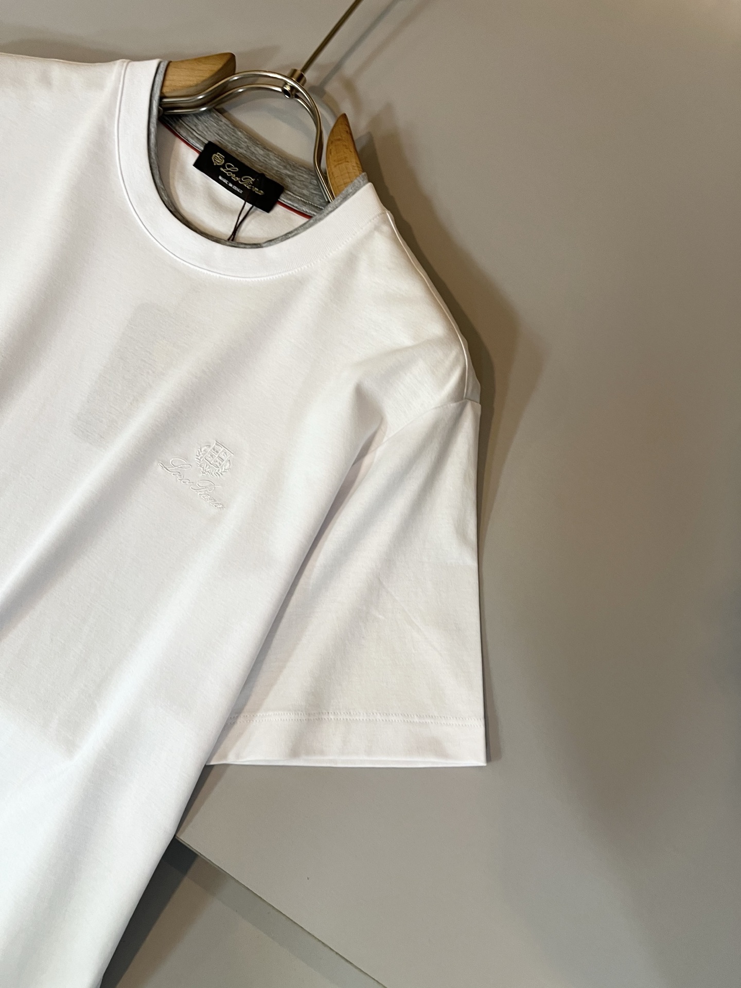 Loro Piana诺悠翩雅 2026春夏男士最新的贸易订单短袖打底衫，全品相！！胸前采用logo图案刺