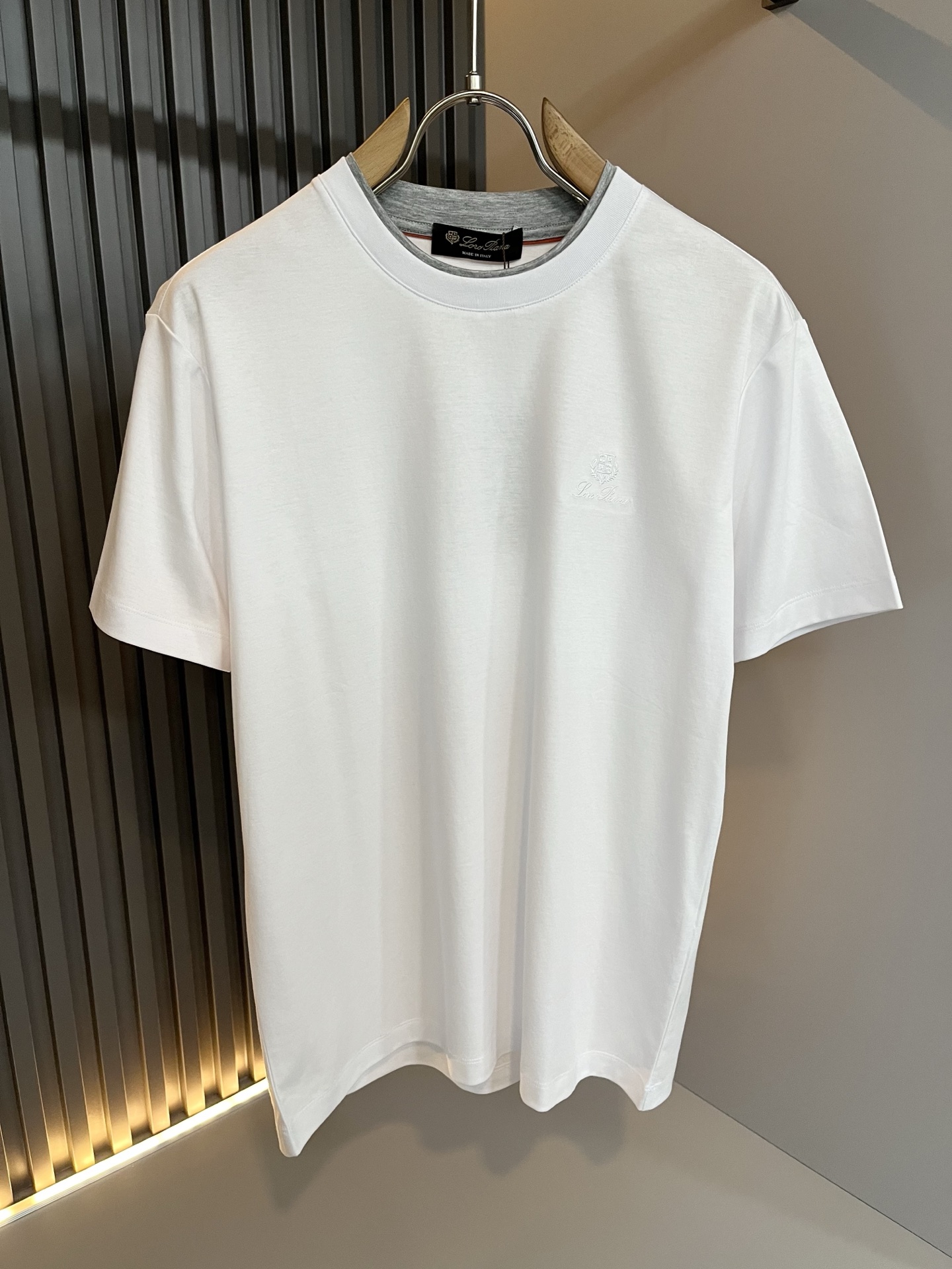 Loro Piana诺悠翩雅 2026春夏男士最新的贸易订单短袖打底衫，全品相！！胸前采用logo图案刺