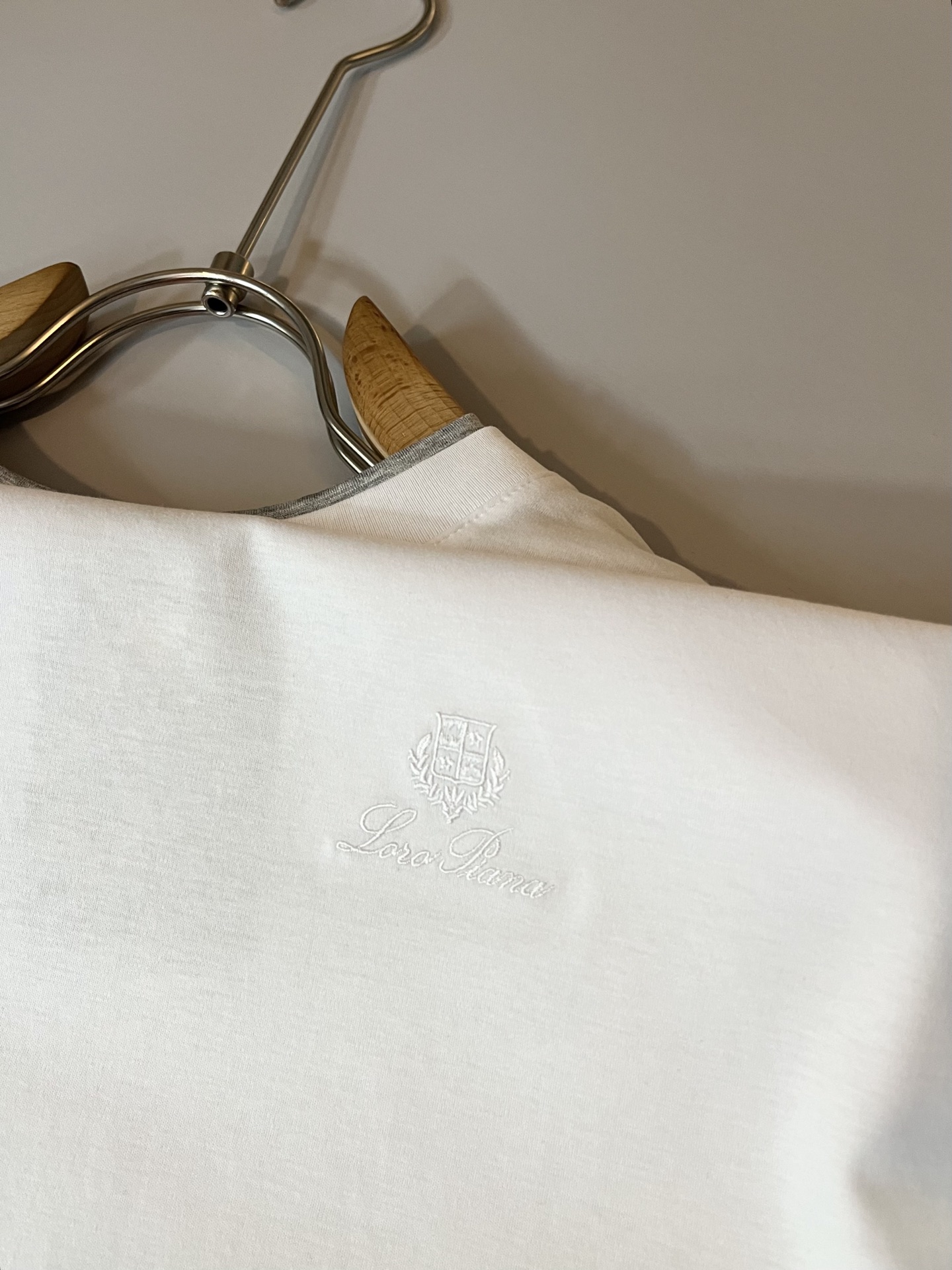 Loro Piana诺悠翩雅 2026春夏男士最新的贸易订单短袖打底衫，全品相！！胸前采用logo图案刺