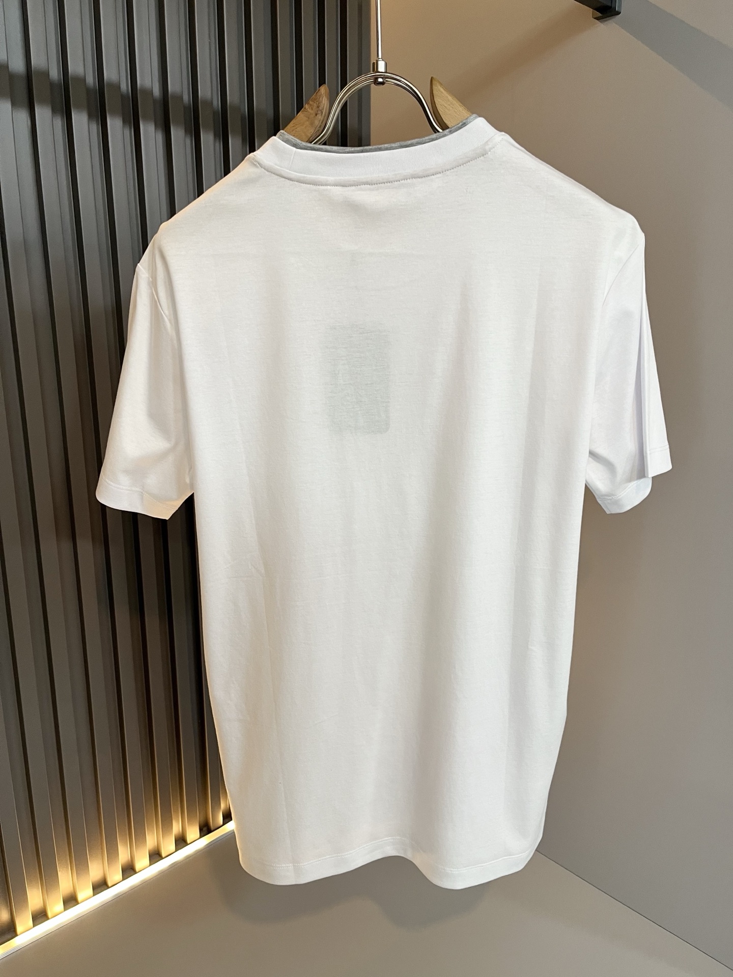 Loro Piana诺悠翩雅 2026春夏男士最新的贸易订单短袖打底衫，全品相！！胸前采用logo图案刺