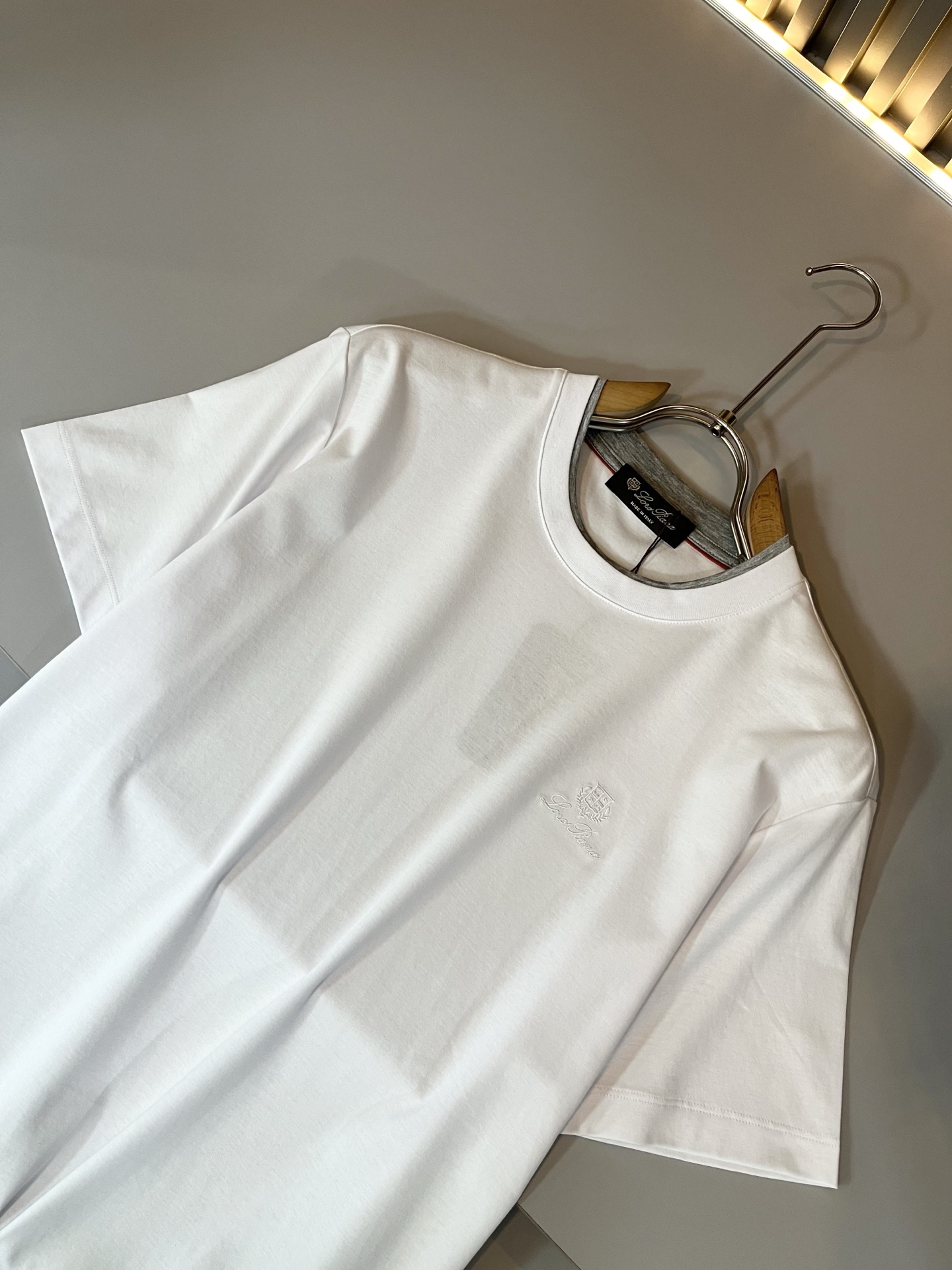 Loro Piana诺悠翩雅 2026春夏男士最新的贸易订单短袖打底衫，全品相！！胸前采用logo图案刺