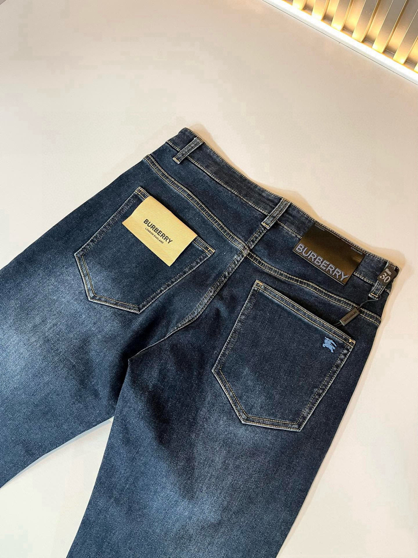 BURBER*Y巴*莉 2026春夏新品男士高端休闲百搭牛仔裤！对于BUR粉丝来说，这样大气的经典设计足