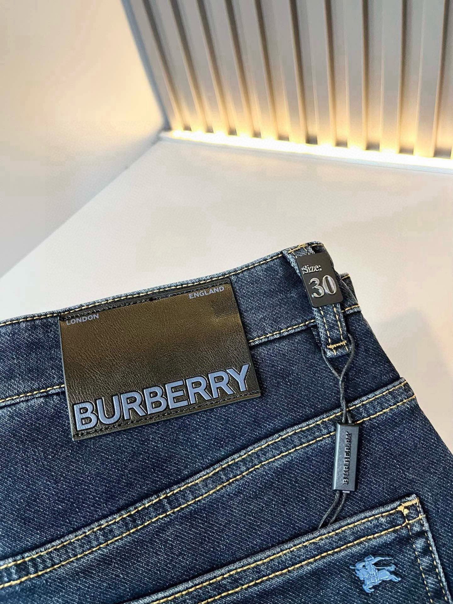 BURBER*Y巴*莉 2026春夏新品男士高端休闲百搭牛仔裤！对于BUR粉丝来说，这样大气的经典设计足