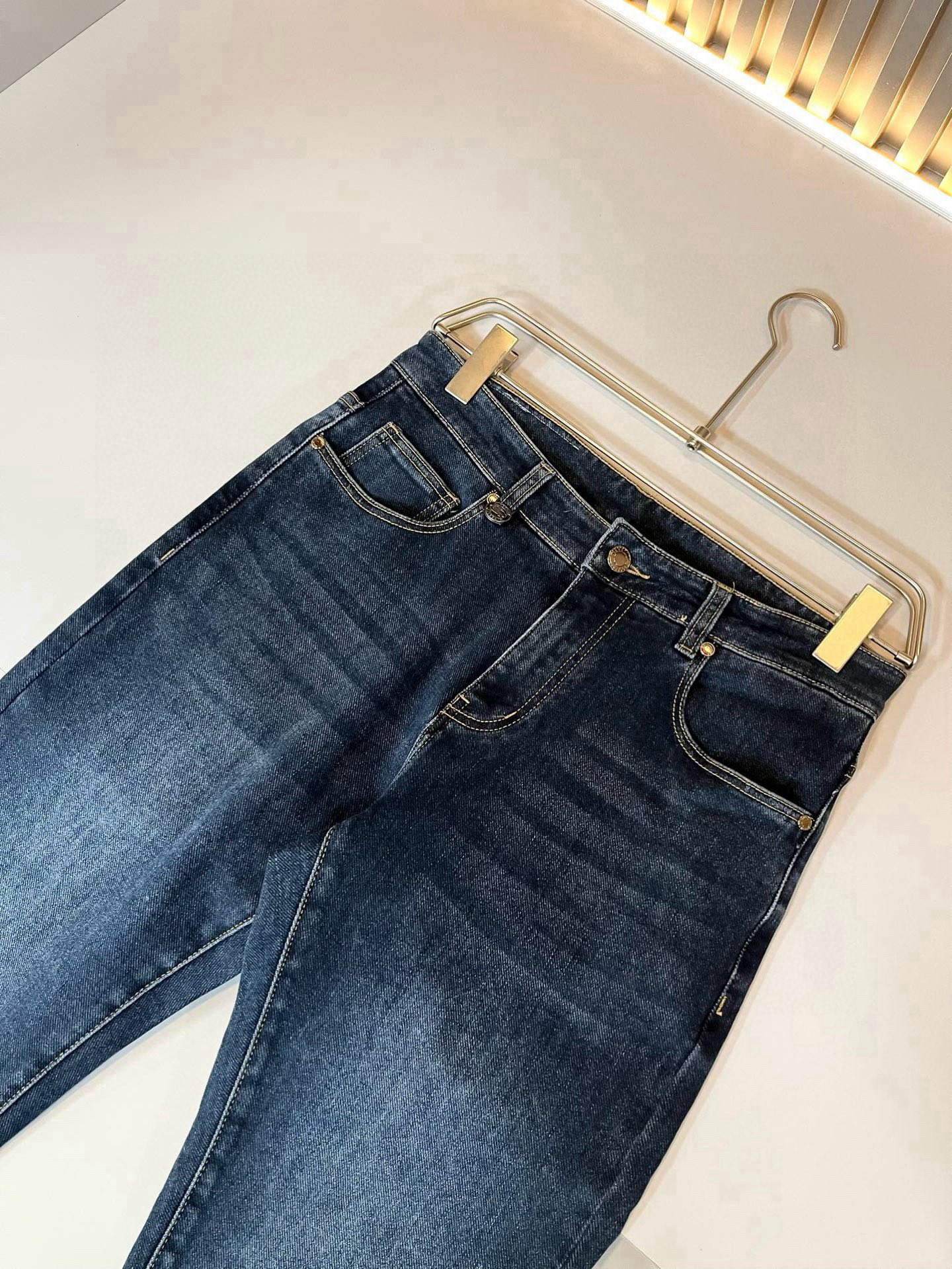 BURBER*Y巴*莉 2026春夏新品男士高端休闲百搭牛仔裤！对于BUR粉丝来说，这样大气的经典设计足