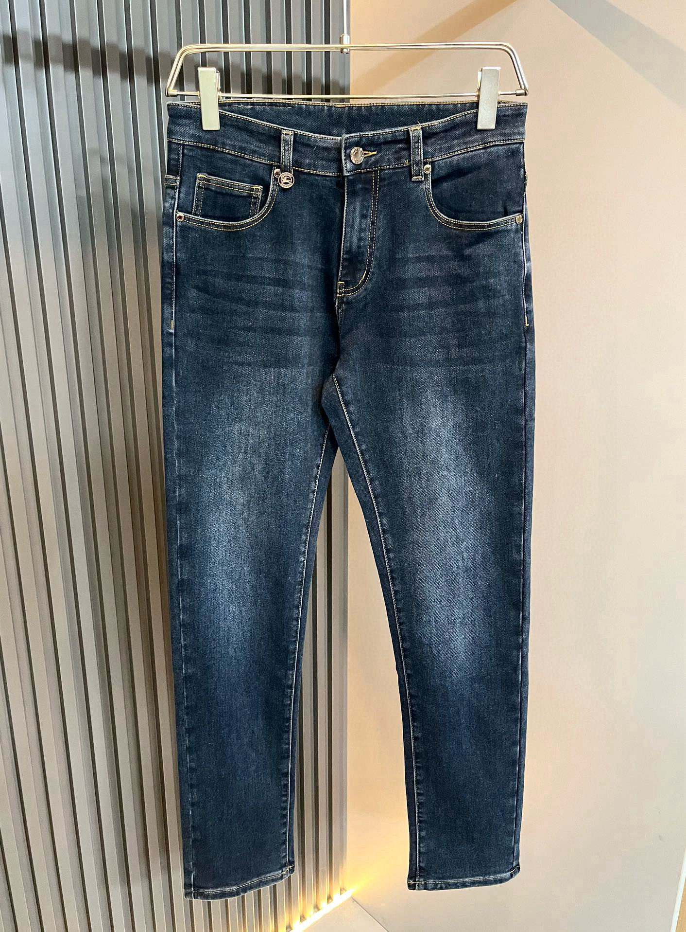 BURBER*Y巴*莉 2026春夏新品男士高端休闲百搭牛仔裤！对于BUR粉丝来说，这样大气的经典设计足