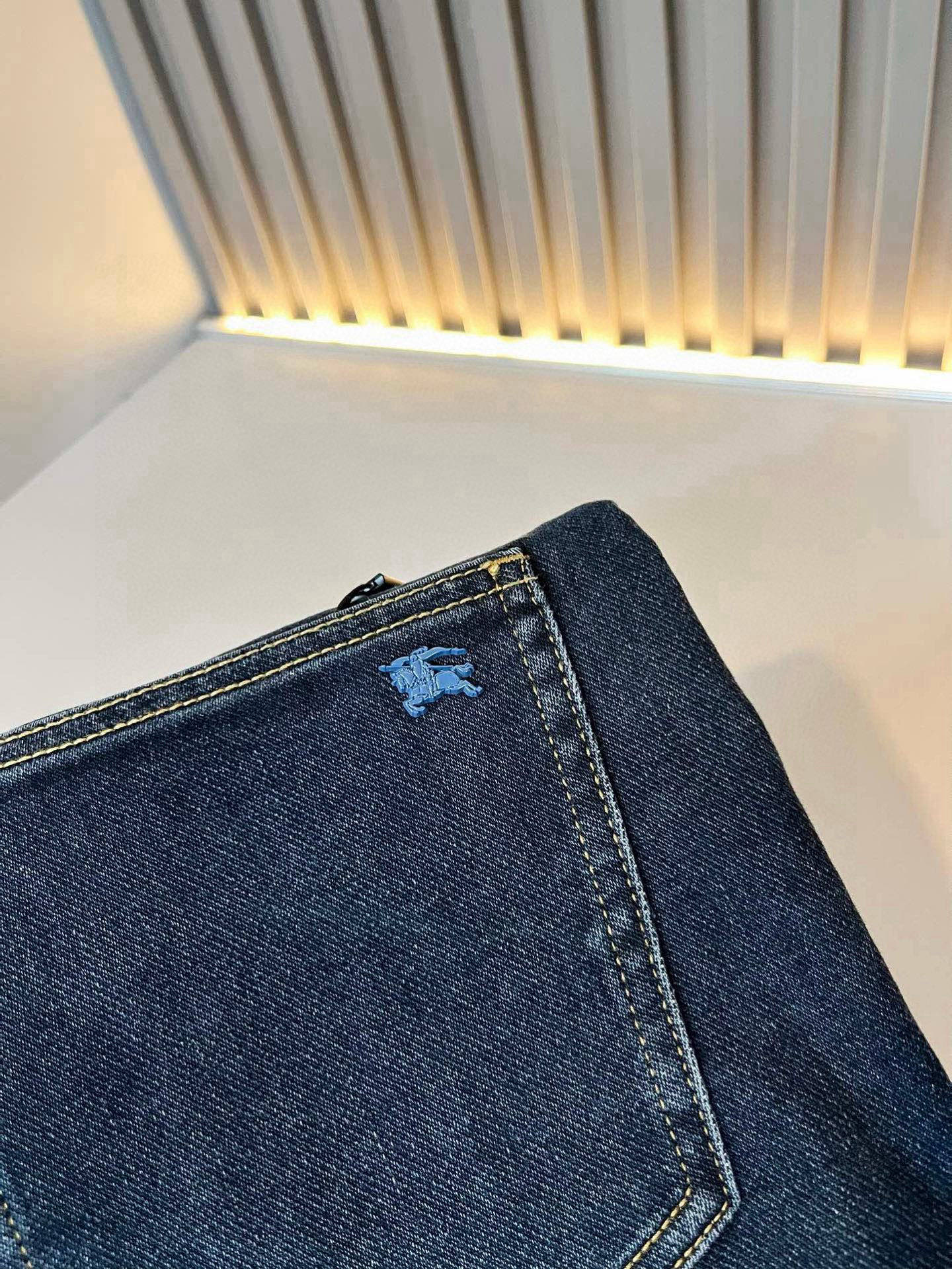 BURBER*Y巴*莉 2026春夏新品男士高端休闲百搭牛仔裤！对于BUR粉丝来说，这样大气的经典设计足