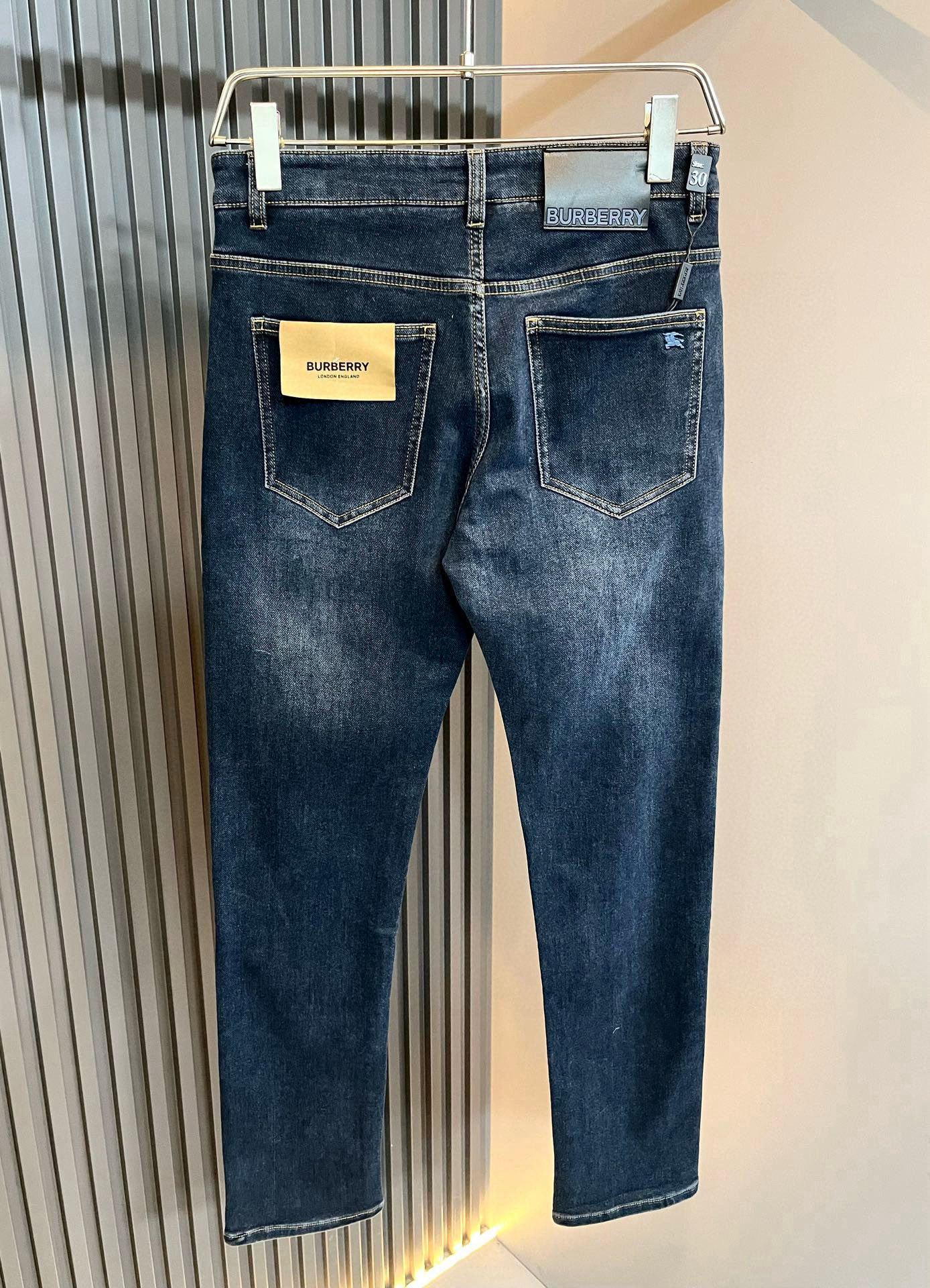 BURBER*Y巴*莉 2026春夏新品男士高端休闲百搭牛仔裤！对于BUR粉丝来说，这样大气的经典设计足