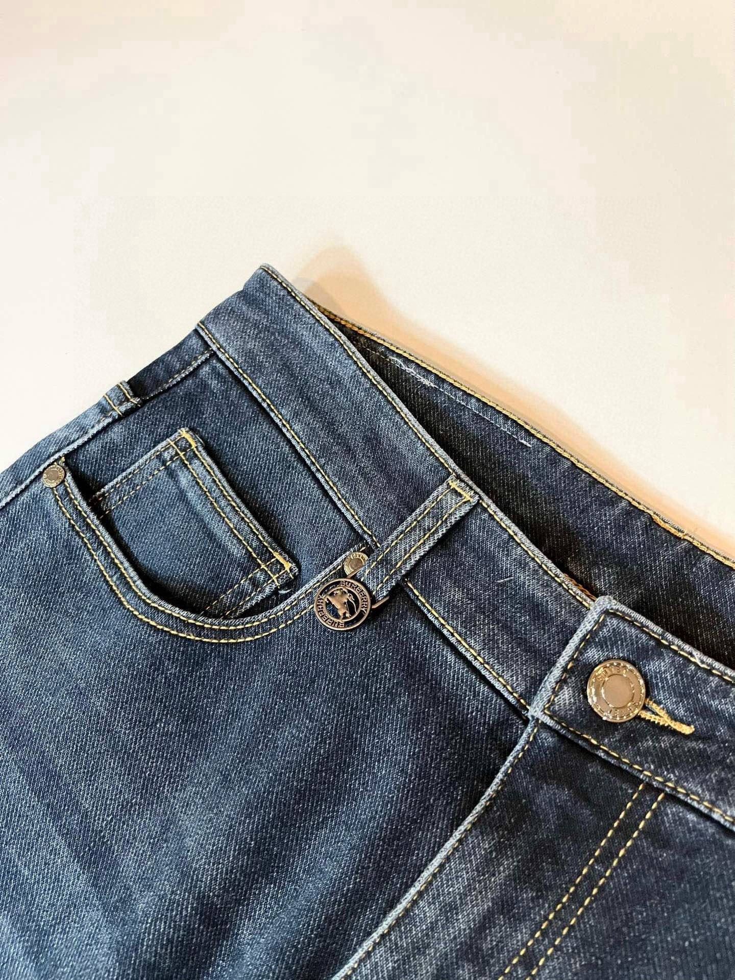 BURBER*Y巴*莉 2026春夏新品男士高端休闲百搭牛仔裤！对于BUR粉丝来说，这样大气的经典设计足