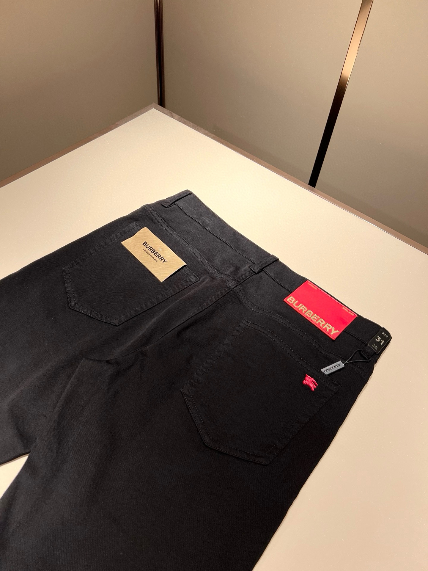 BURBER*Y巴*莉 2026春夏新品男士高端休闲百搭牛仔裤！对于BUR粉丝来说，这样大气的经典设计足