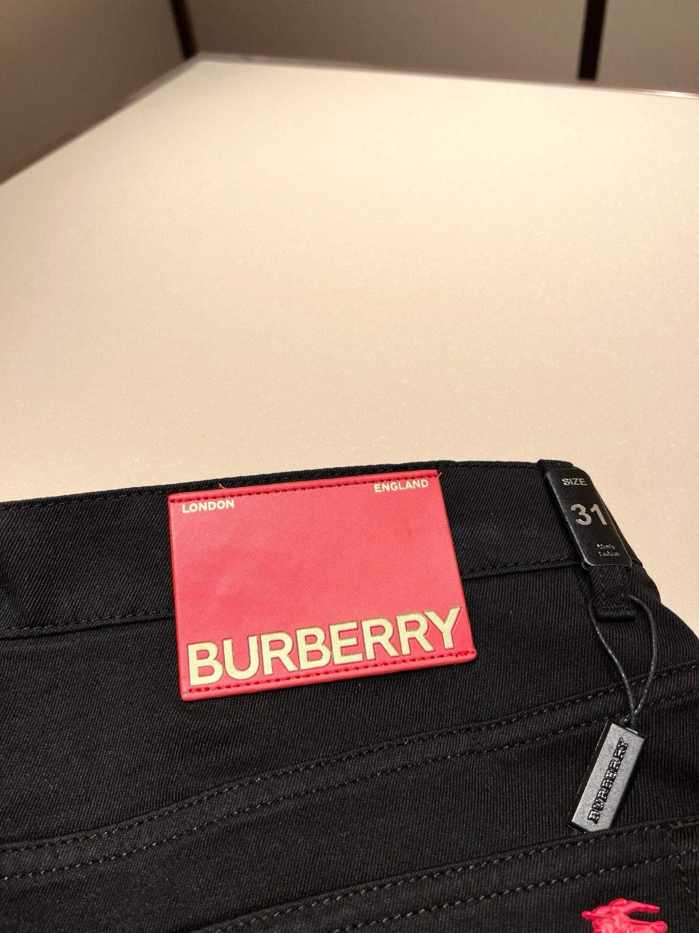 BURBER*Y巴*莉 2026春夏新品男士高端休闲百搭牛仔裤！对于BUR粉丝来说，这样大气的经典设计足