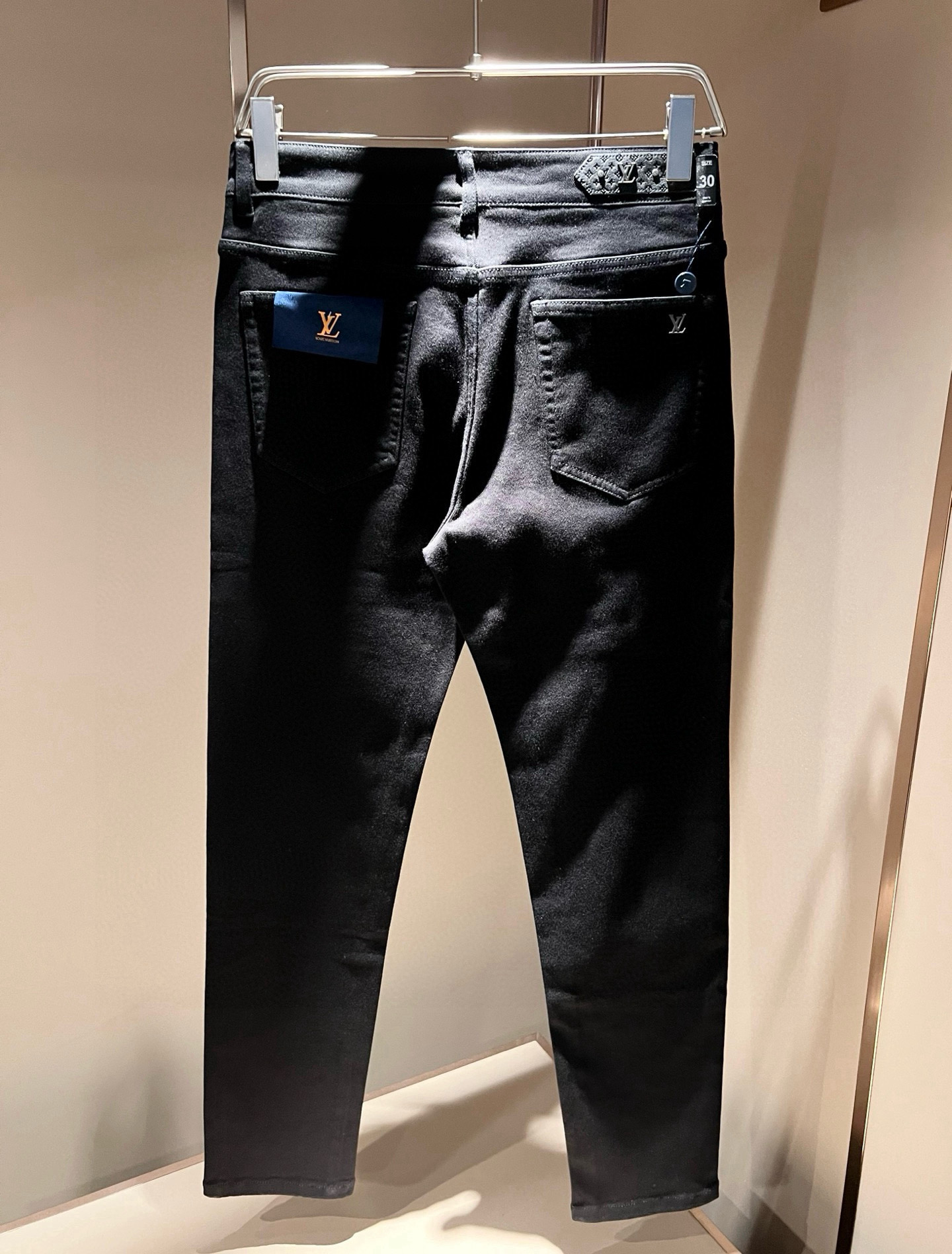 Louis Vuitto*路易*登2026春夏新款男士经典水洗小直筒牛仔长裤。绝佳的上身性能，百搭之选，