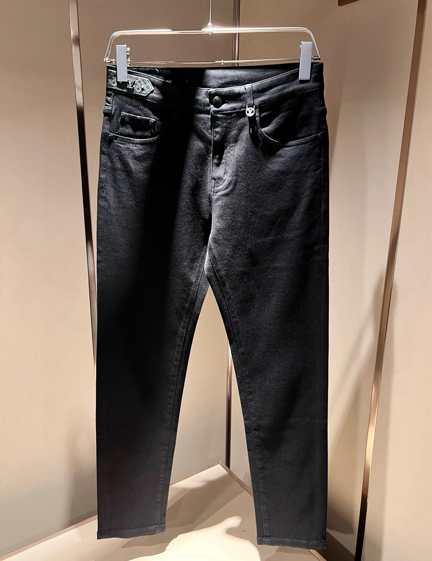 Louis Vuitto*路易*登2026春夏新款男士经典水洗小直筒牛仔长裤。绝佳的上身性能，百搭之选，