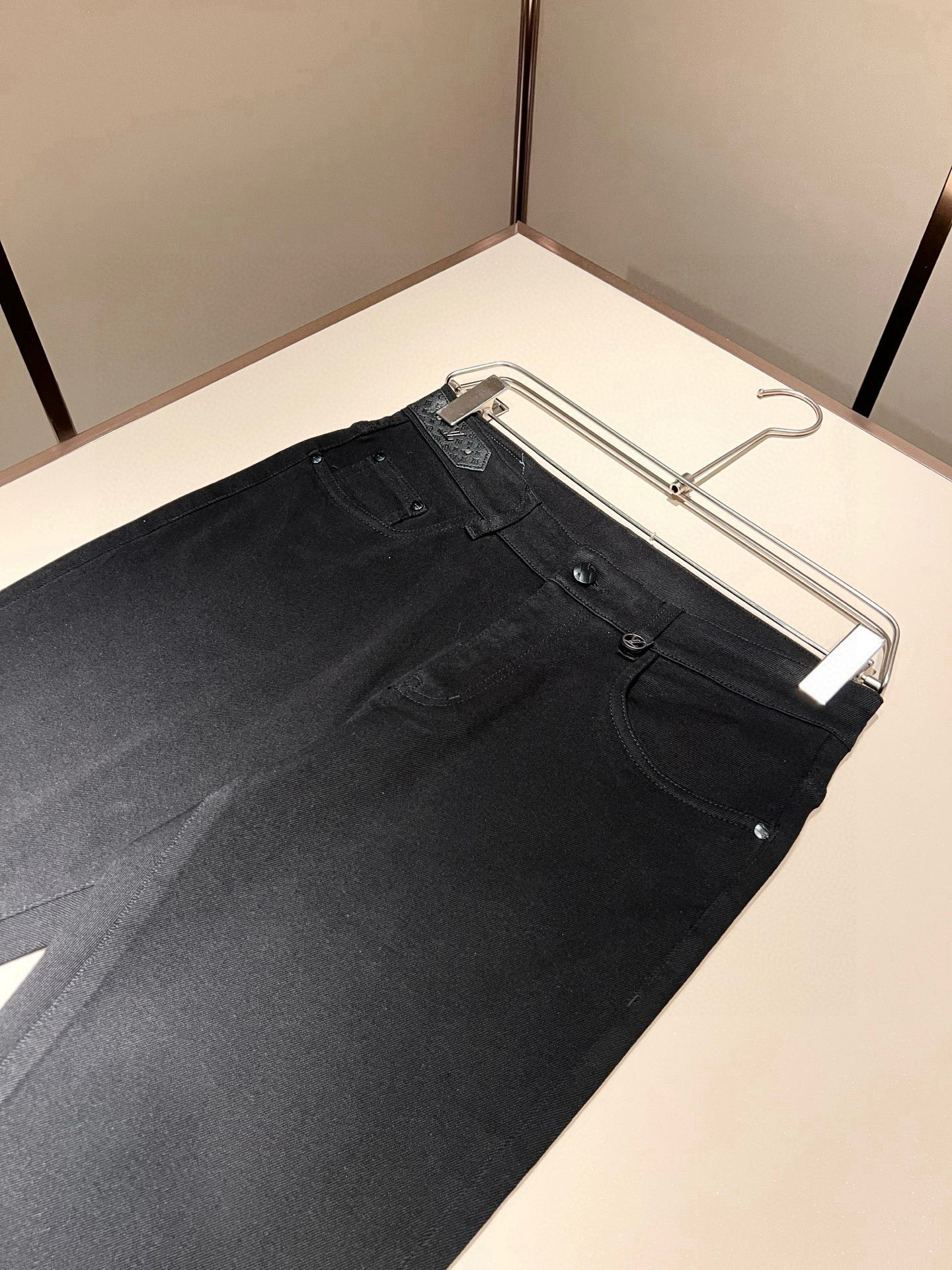 Louis Vuitto*路易*登2026春夏新款男士经典水洗小直筒牛仔长裤。绝佳的上身性能，百搭之选，