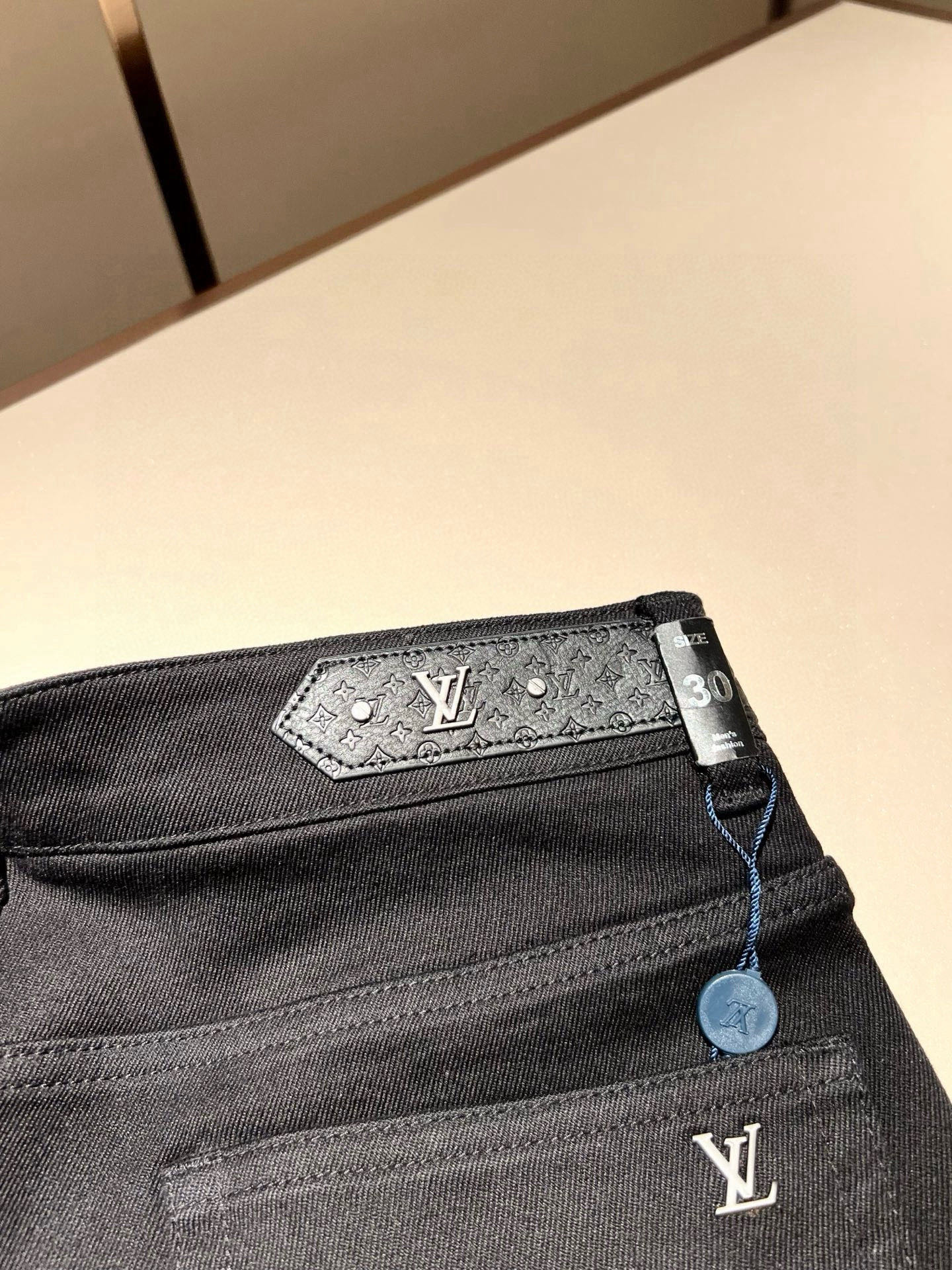 Louis Vuitto*路易*登2026春夏新款男士经典水洗小直筒牛仔长裤。绝佳的上身性能，百搭之选，