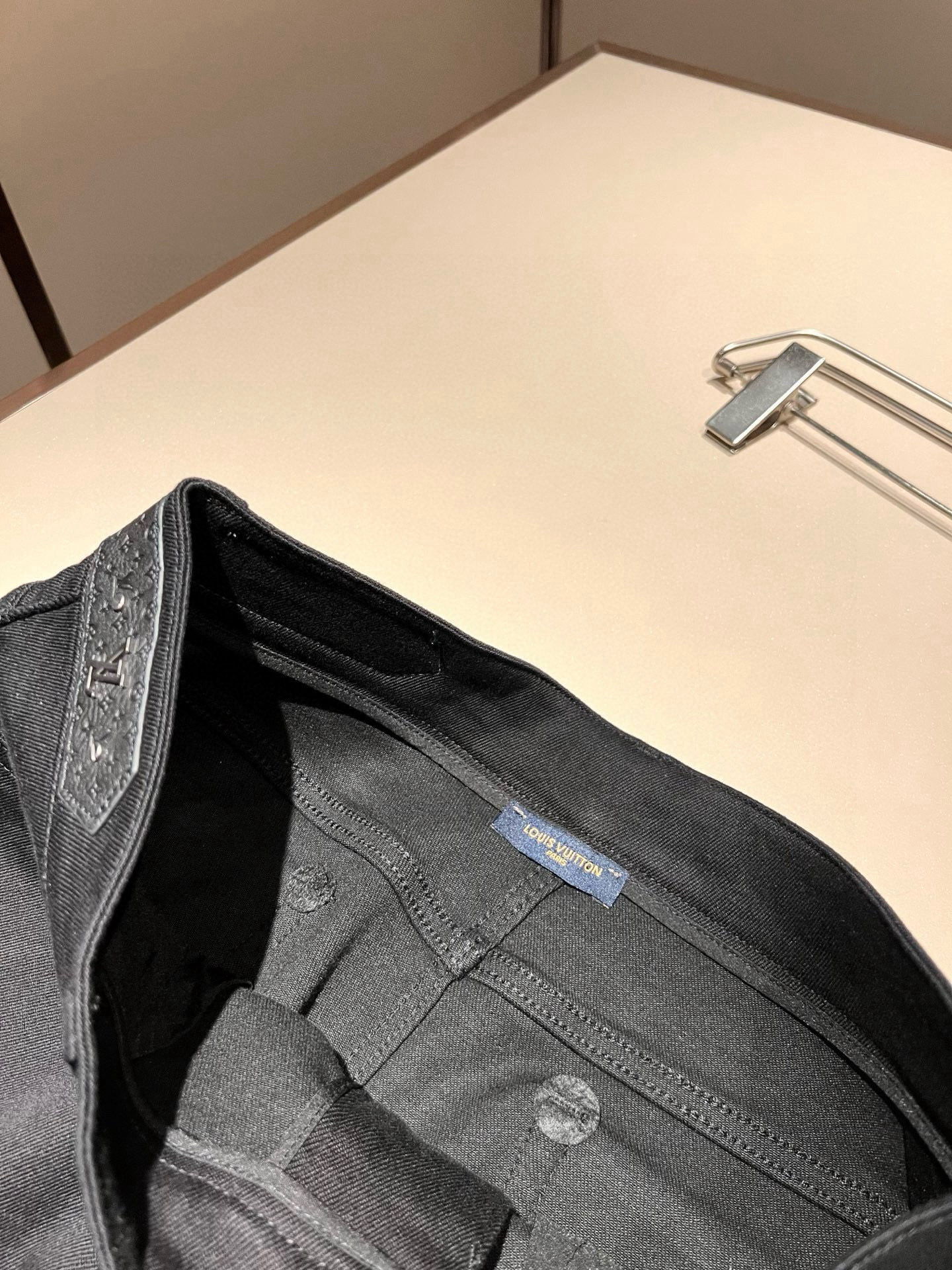 Louis Vuitto*路易*登2026春夏新款男士经典水洗小直筒牛仔长裤。绝佳的上身性能，百搭之选，