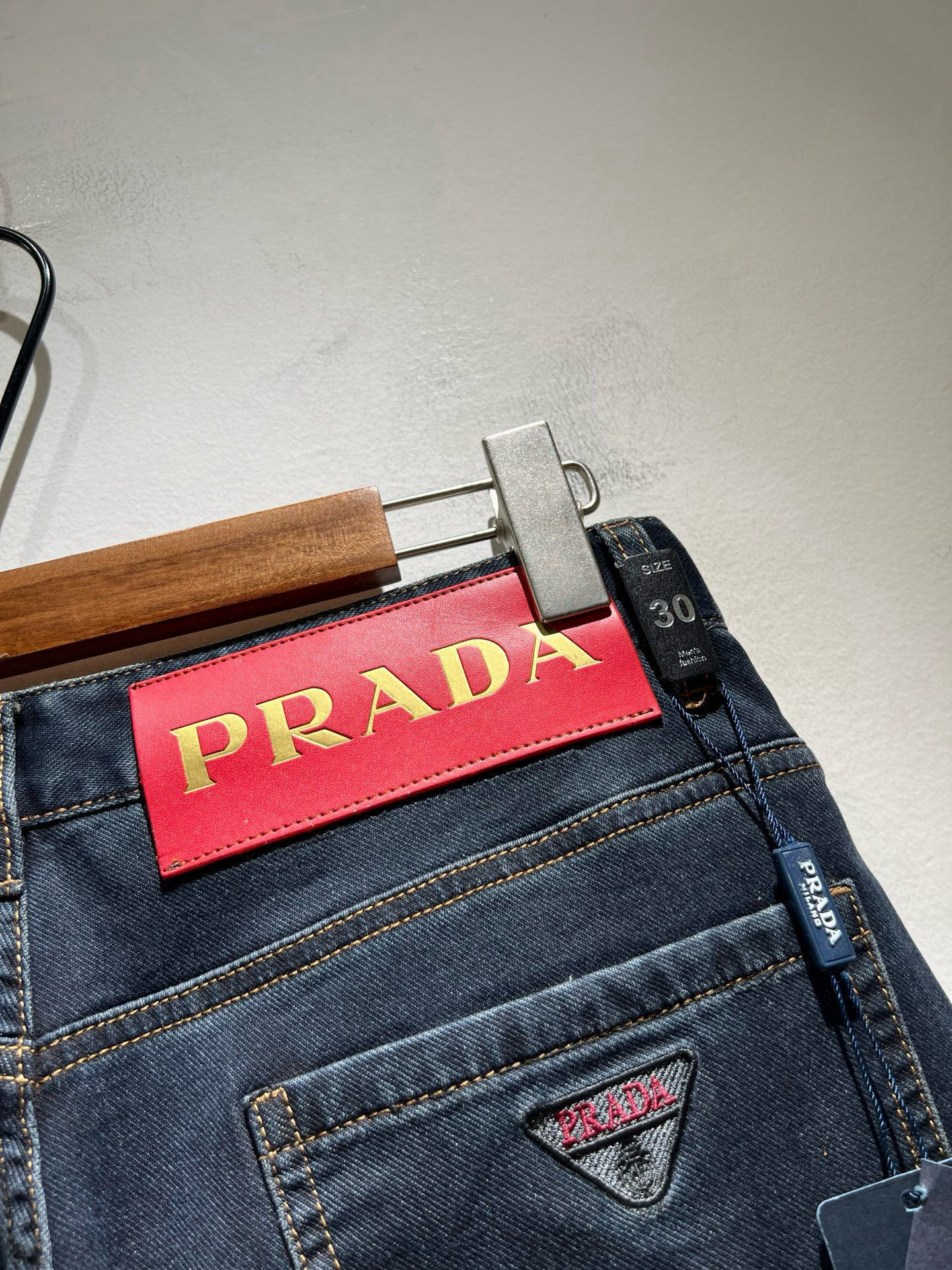 PRA*DA 普拉达 2026春夏新品发售！牛仔高级百搭实用主义不哗众取宠！港澳台地区限定款！！立体裁剪