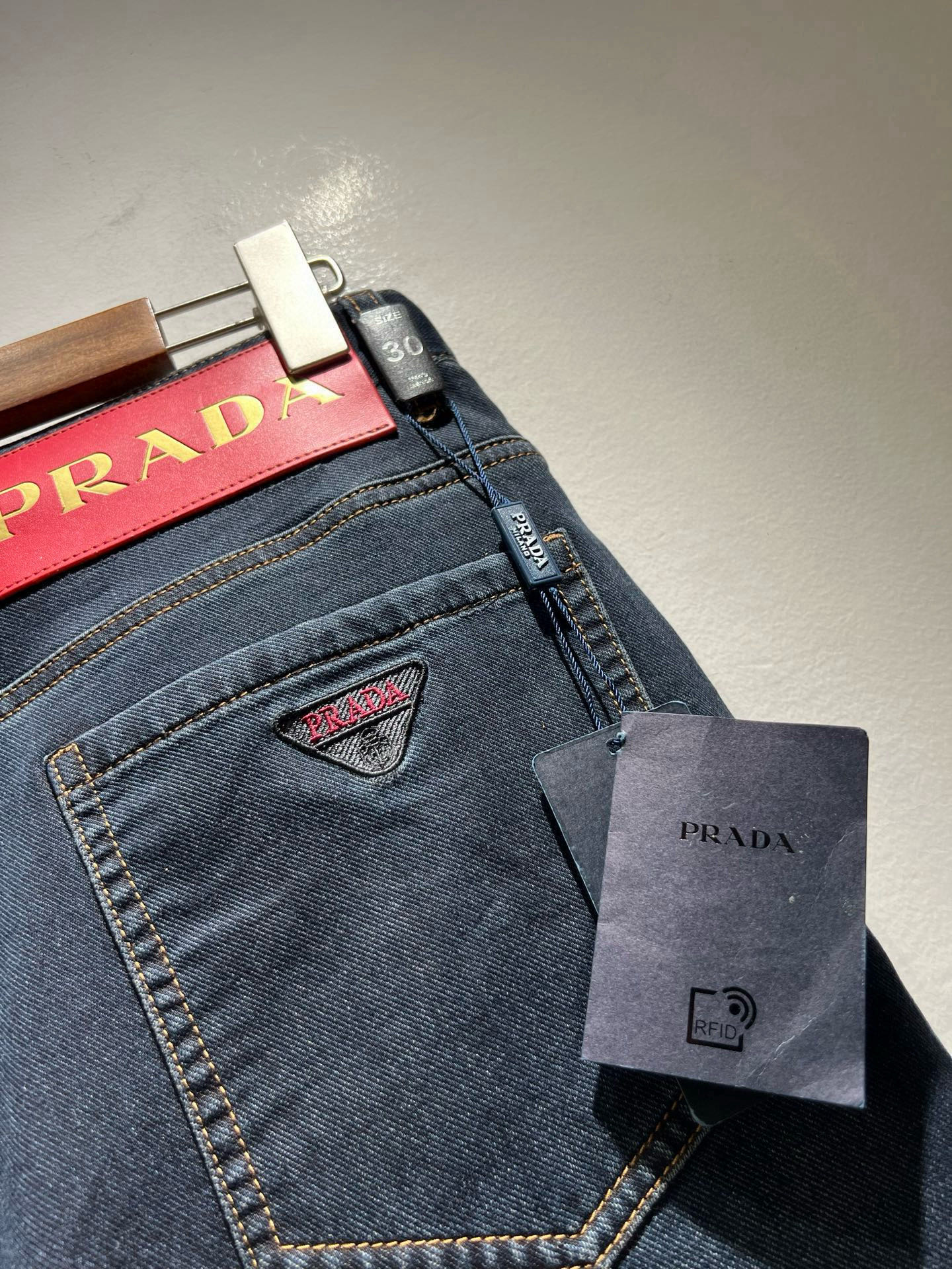 PRA*DA 普拉达 2026春夏新品发售！牛仔高级百搭实用主义不哗众取宠！港澳台地区限定款！！立体裁剪