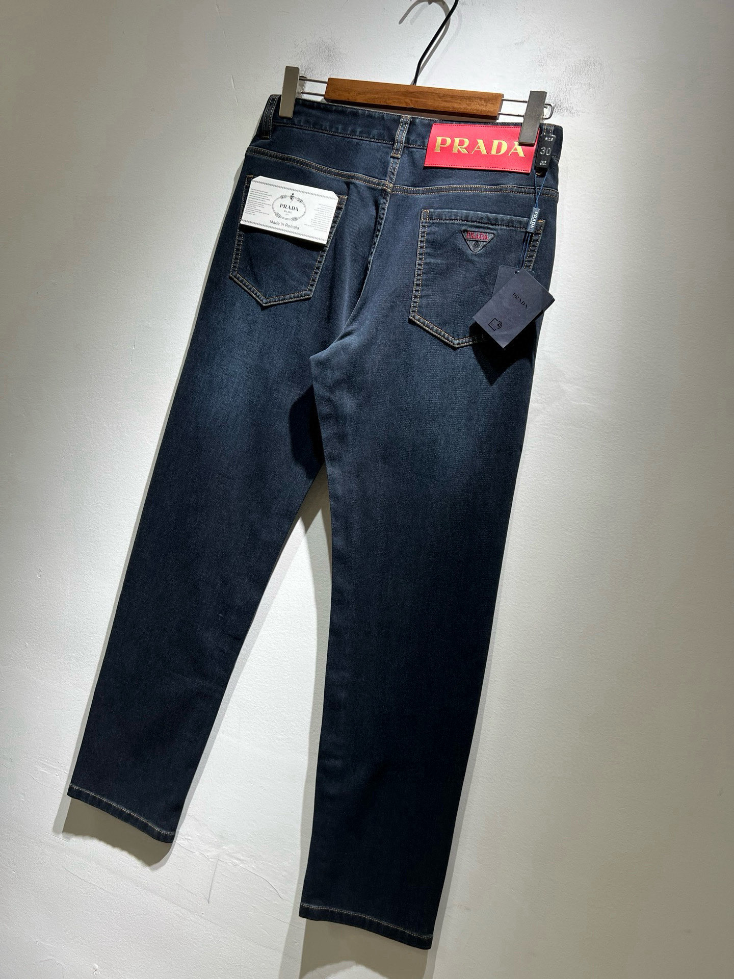 PRA*DA 普拉达 2026春夏新品发售！牛仔高级百搭实用主义不哗众取宠！港澳台地区限定款！！立体裁剪