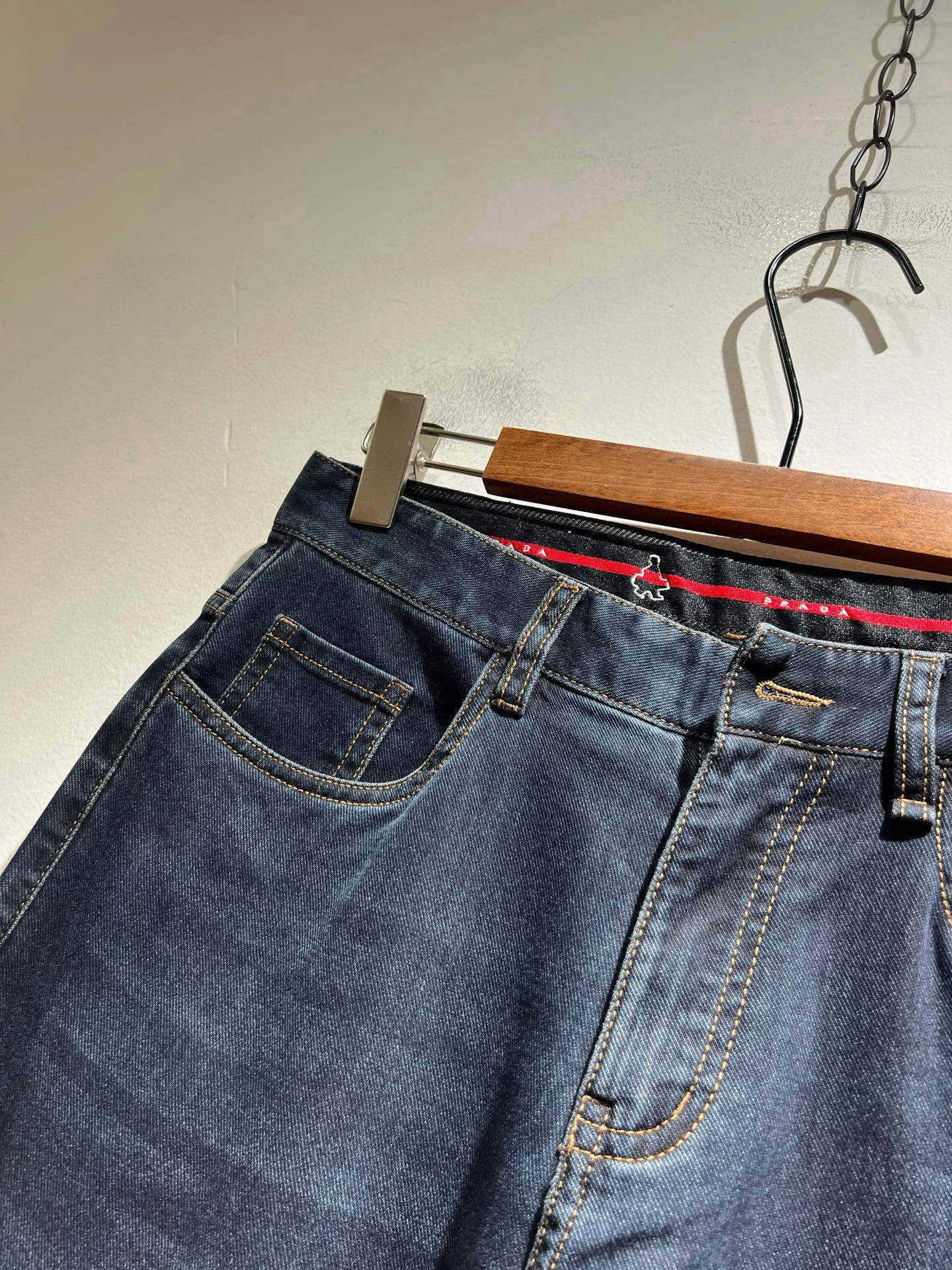 PRA*DA 普拉达 2026春夏新品发售！牛仔高级百搭实用主义不哗众取宠！港澳台地区限定款！！立体裁剪