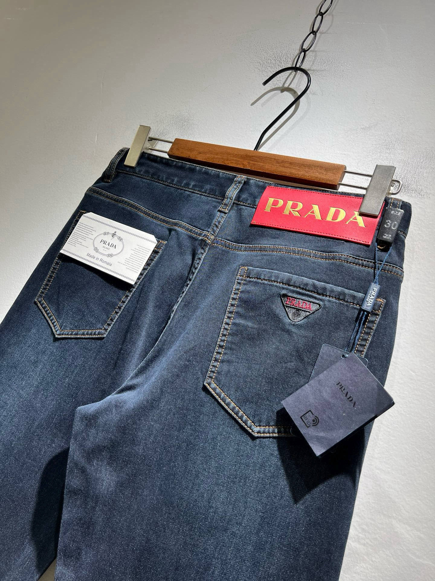 PRA*DA 普拉达 2026春夏新品发售！牛仔高级百搭实用主义不哗众取宠！港澳台地区限定款！！立体裁剪