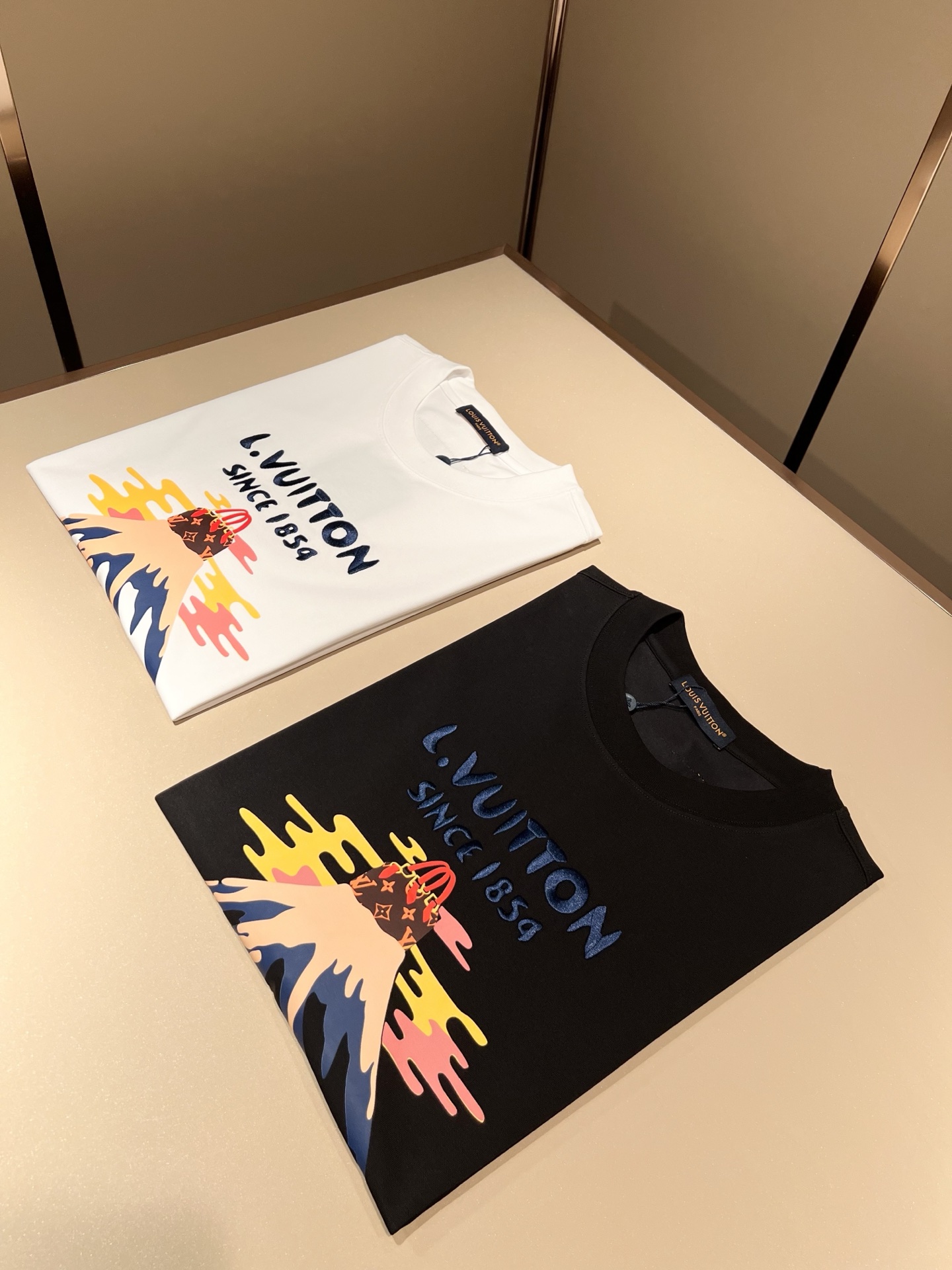 LouisVuitt*路易*登 2026春夏全新系列单品上线，非常时髦前卫的一款男女同款短袖T恤，标识l