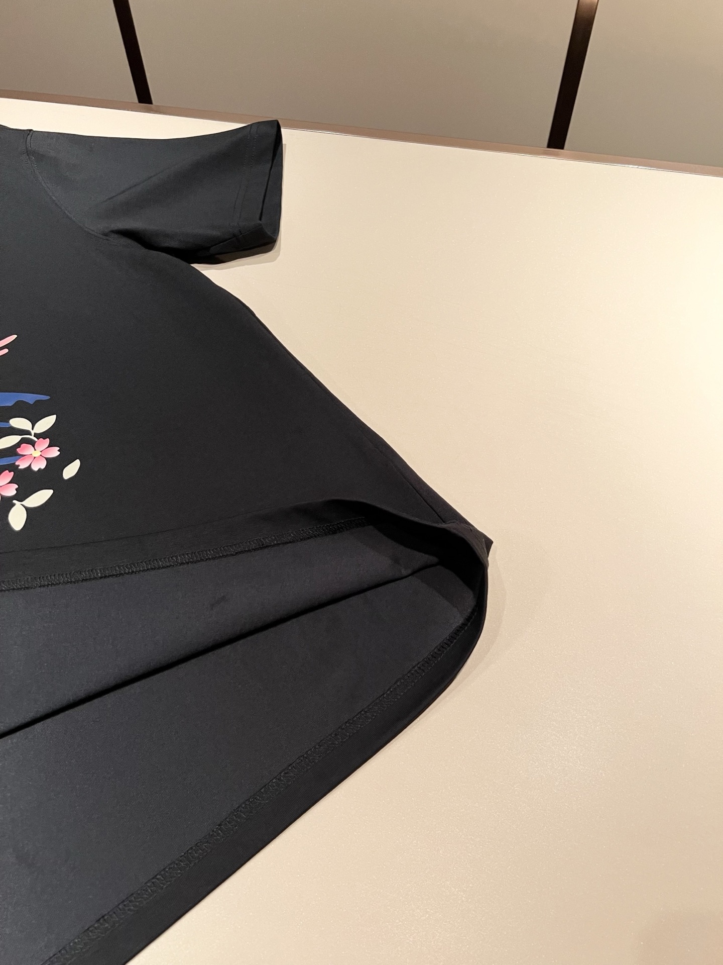 LouisVuitt*路易*登 2026春夏全新系列单品上线，非常时髦前卫的一款男女同款短袖T恤，标识l