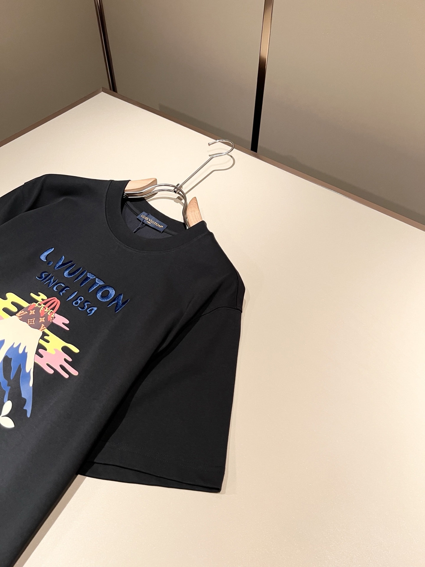 LouisVuitt*路易*登 2026春夏全新系列单品上线，非常时髦前卫的一款男女同款短袖T恤，标识l