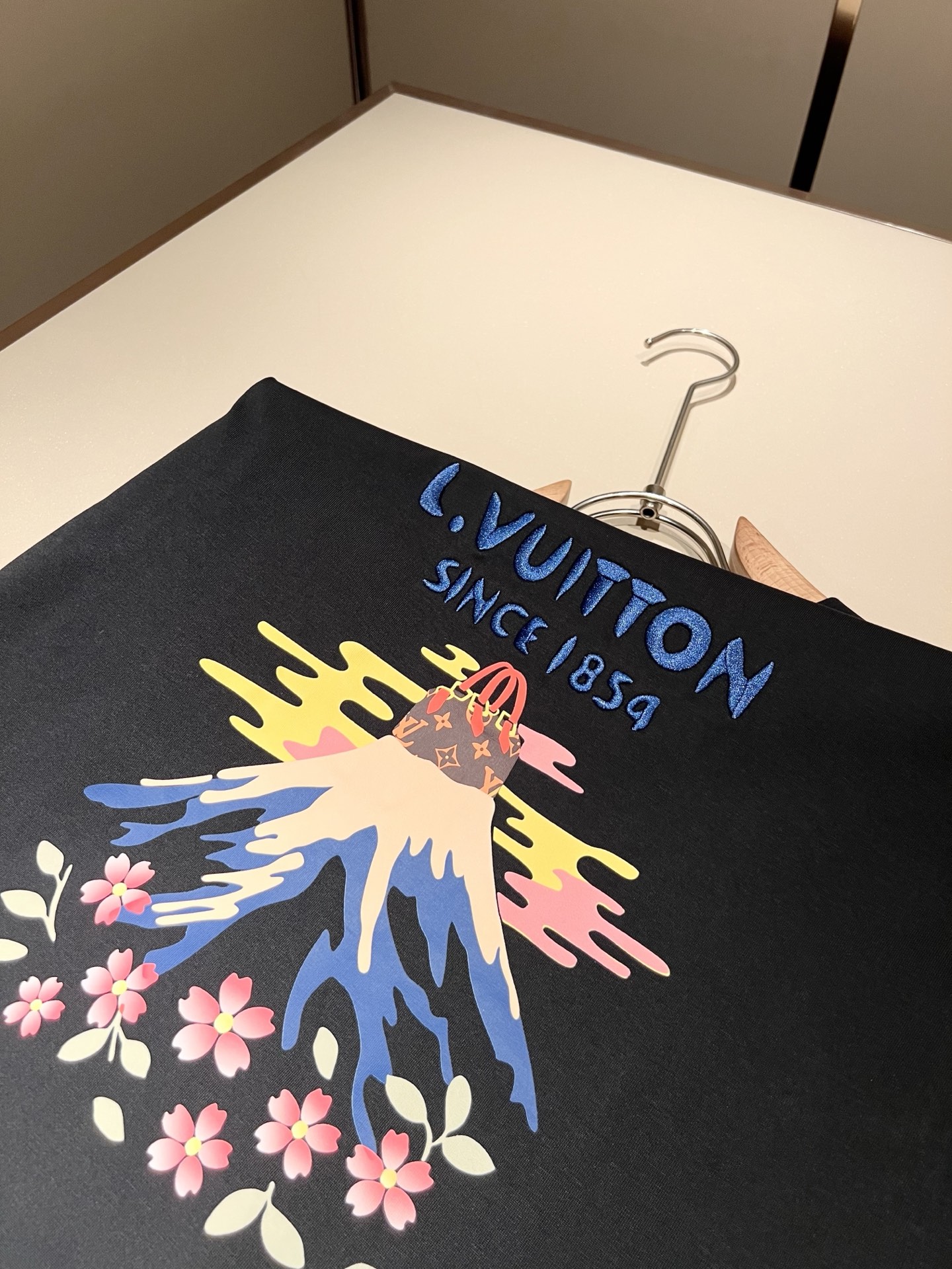 LouisVuitt*路易*登 2026春夏全新系列单品上线，非常时髦前卫的一款男女同款短袖T恤，标识l