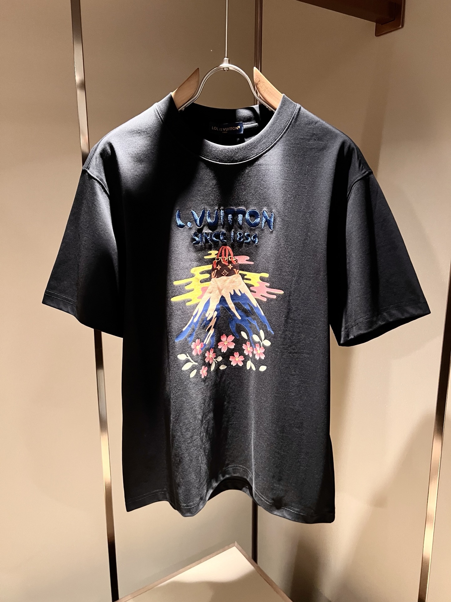 LouisVuitt*路易*登 2026春夏全新系列单品上线，非常时髦前卫的一款男女同款短袖T恤，标识l