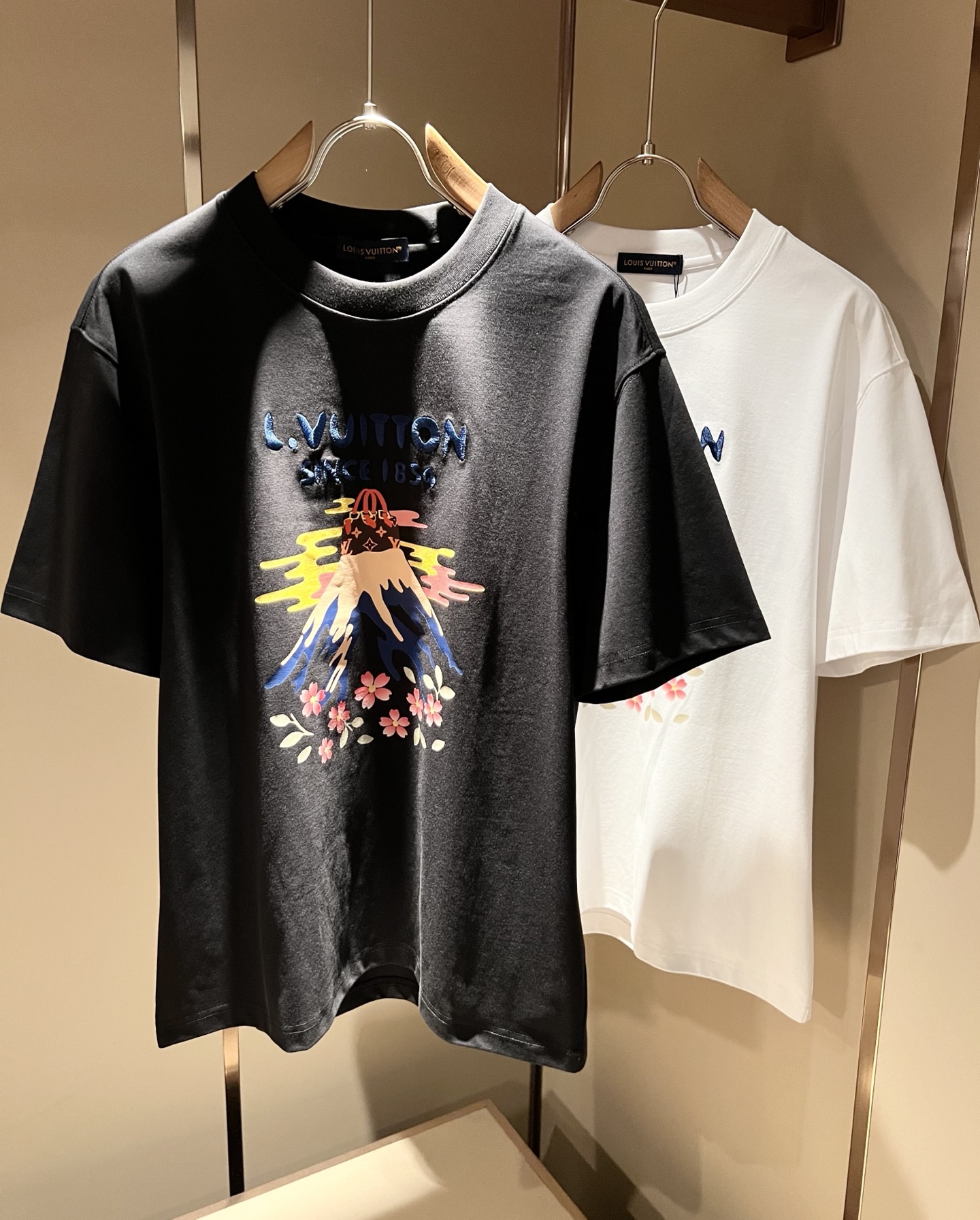 LouisVuitt*路易*登 2026春夏全新系列单品上线，非常时髦前卫的一款男女同款短袖T恤，标识l