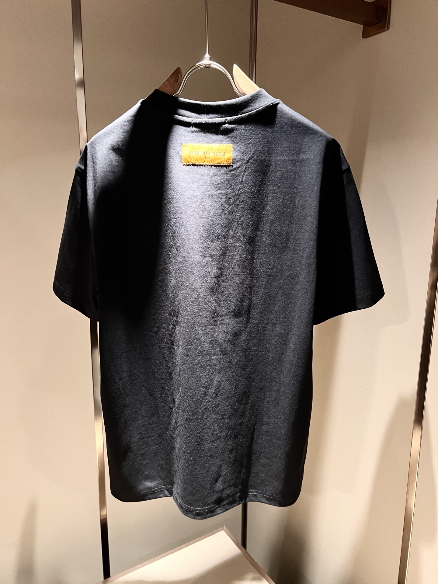 LouisVuitt*路易*登 2026春夏全新系列单品上线，非常时髦前卫的一款男女同款短袖T恤，标识l